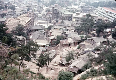 과거 서울 남산 인근에 형성돼있었던 판자촌을 1968~1969년에 촬영한 모습. 대중교통이나 편의시설이 모인 땅값이 비싼 곳과 거리가 먼 높은 지대에 위치해 있어서 이런 곳은 '달동네'라는 명칭으로도 불렸다. &nbsp; 6.25 전쟁 이후 피난민과 도시 노동자들이 모여 살기 시작하며 만들어진 곳으로, 이후 도시재개발로 인해 본래 살던 터전을 잃은 주민들까지 이곳으로 모여들면서 골목길이 좁고 낡은 집들이 주를 이루었다. 11