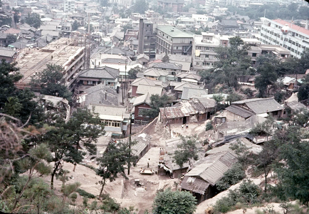 <p>
과거 서울 남산 인근에 형성돼있었던 판자촌을 1968~1969년에 촬영한 모습. 대중교통이나 편의시설이 모인 땅값이 비싼 곳과 거리가 먼 높은 지대에 위치해 있어서 이런 곳은 '달동네'라는 명칭으로도 불렸다.</p> <p>6.25 전쟁 이후 피난민과 도시 노동자들이 모여 살기 시작하며 만들어진 곳으로, 이후 도시재개발로 인해 본래 살던 터전을 잃은 주민들까지 이곳으로 모여들면서 골목길이 좁고 낡은 집들이 주를 이루었다. </p> 1