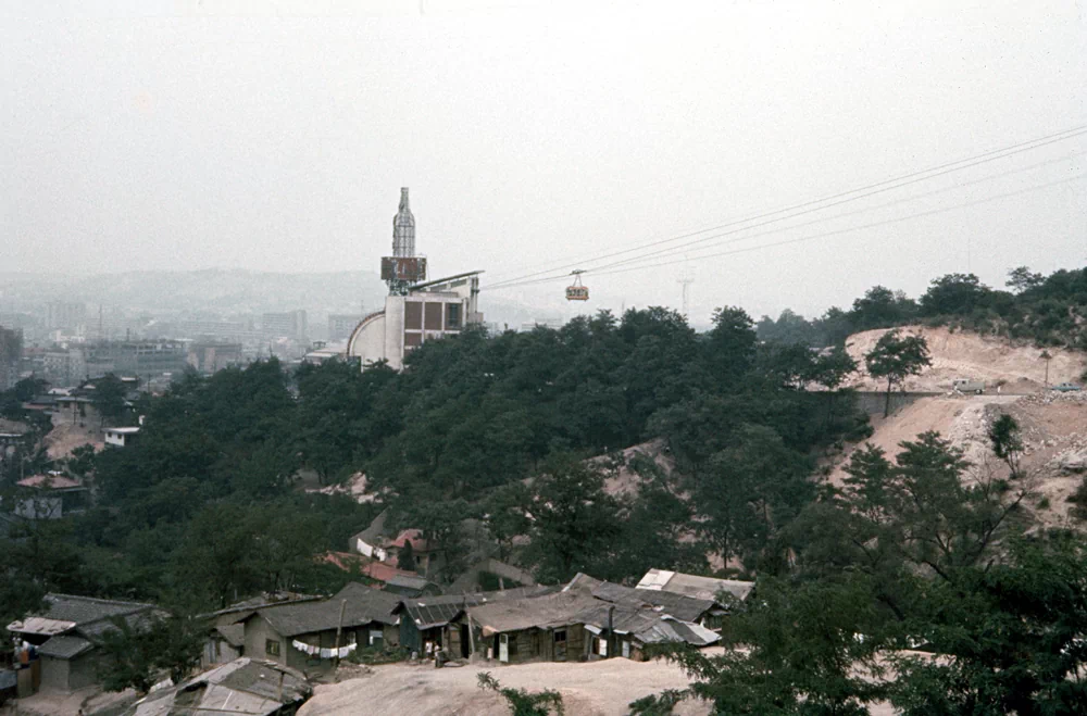 <p>
과거 서울 남산 인근에 형성돼있었던 판자촌을 1968~1969년에 촬영한 모습. 대중교통이나 편의시설이 모인 땅값이 비싼 곳과 거리가 먼 높은 지대에 위치해 있어서 이런 곳은 '달동네'라는 명칭으로도 불렸다.</p> <p>6.25 전쟁 이후 피난민과 도시 노동자들이 모여 살기 시작하며 만들어진 곳으로, 이후 도시재개발로 인해 본래 살던 터전을 잃은 주민들까지 이곳으로 모여들면서 골목길이 좁고 낡은 집들이 주를 이루었다. </p> 5