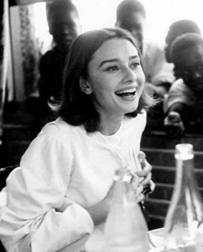 1958년, 영국 출신의 여배우 오드리 헵번(Audrey Hepburn, 1929~1993)이 아프리카 콩고의 숲속에서 반려견과 함께 앉아있다. 49