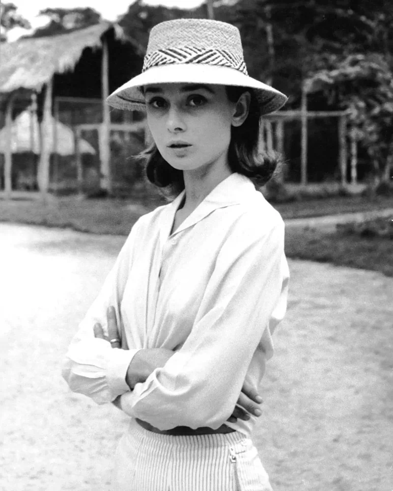 1958년, 영국 출신의 여배우 오드리 헵번(Audrey Hepburn, 1929~1993)이 아프리카 콩고의 숲속에서 반려견과 함께 앉아있다. 55