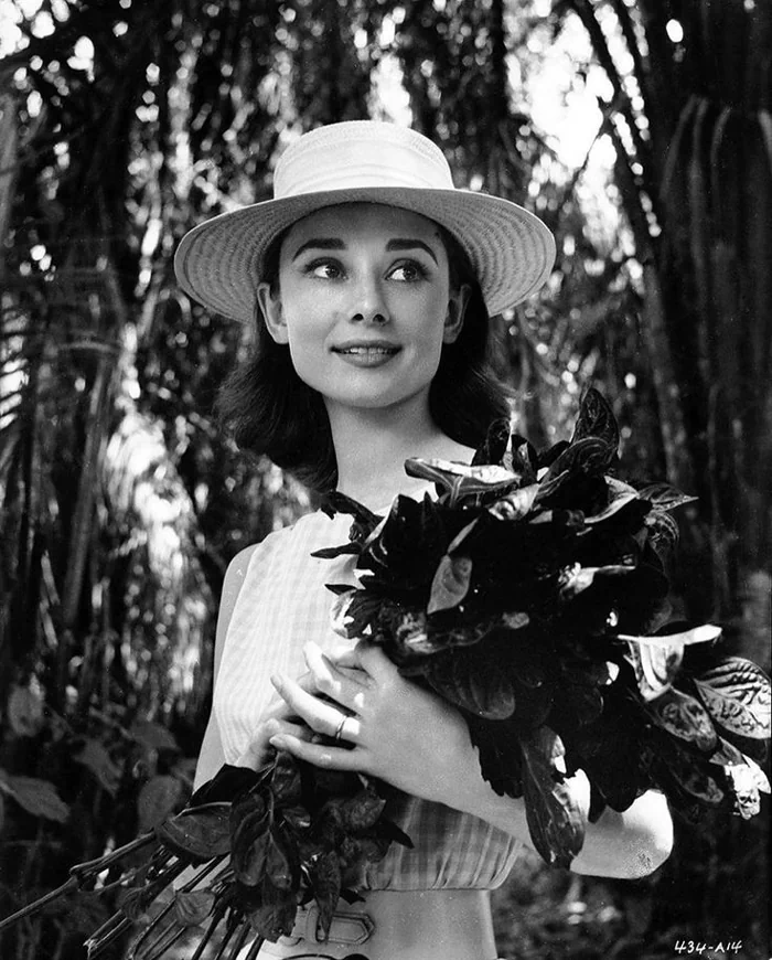 1958년, 영국 출신의 여배우 오드리 헵번(Audrey Hepburn, 1929~1993)이 아프리카 콩고의 숲속에서 반려견과 함께 앉아있다. 63