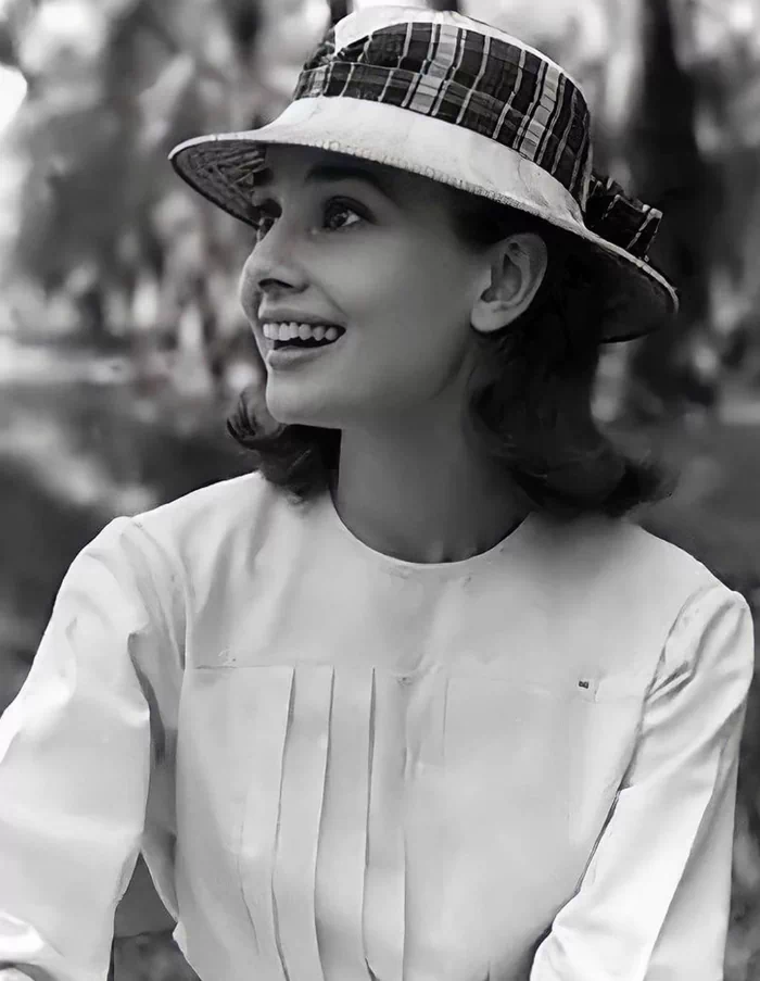 1958년, 영국 출신의 여배우 오드리 헵번(Audrey Hepburn, 1929~1993)이 아프리카 콩고의 숲속에서 반려견과 함께 앉아있다. 73