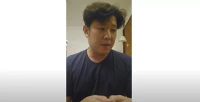 '자유로운 유튜버'를 고용한 여행사 사장이 예상과는 달리 직원으로서의 근무태도가 자신의 마음에 들지 않았고, 이를 참다참다 훈계하자 관계가 틀어진 것. 이 과정에서 폭언이 있었음은 사장도 인정하는데, 문제는 큰 돈을 들여 스카우트한 것이기에 자영업자로서 손해가 막심한 상황이라는 점을 분노의 이유로 이해할 여지도 있다. 5