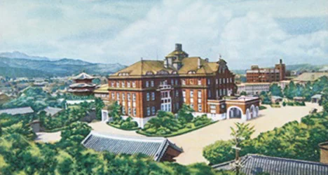 <p>
대한제국 패망 직후인 1914년에 개업한 이래 '경성 최고의 호텔'로 자리매김했던 조선호텔(Chosun Hotel) 건물과 정원을 1954년 10월경에 근접 촬영한 사진이다.</p> <p>
▲ 붉은 사각형이 사진이 촬영된 부분이다.</p>
<p>
이 붉은색 벽돌 건물은 지금은 남아있지 않고 철거되었으며, 1970년 3월에 새로운 건물로 재개관하였다. 이후 2020년 5월부터는 '웨스틴 조선 서울(Westin Josun Seoul)'로 명칭을 변경해 현재에 이르고 있다. (관련 글: 조선호텔 터의 변천사) ▲ 웨스틴 조선 서울은 현존하는 한국에서 가장 오래된 호텔 브랜드이다.</p> 6