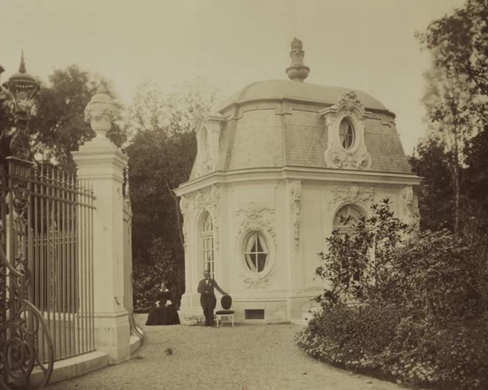 바갸뗄르 공원(Parc de Bagatelle)은 프랑스 파리 16구(16e arrondissement de Paris)의 볼로뉴 숲(Le Bois de Boulogne)에 있는 공원으로, 아르투아 백작(훗날 샤를 10세)이 마리 앙투아네트(Marie Antoinette)와의 내기를 통해 단 64일 만에 건설된 것으로 유명하다. 1