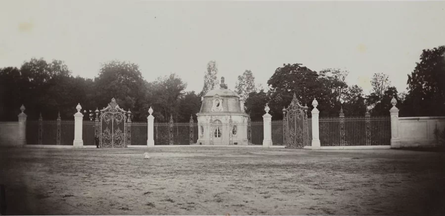 바갸뗄르 공원(Parc de Bagatelle)은 프랑스 파리 16구(16e arrondissement de Paris)의 볼로뉴 숲(Le Bois de Boulogne)에 있는 공원으로, 아르투아 백작(훗날 샤를 10세)이 마리 앙투아네트(Marie Antoinette)와의 내기를 통해 단 64일 만에 건설된 것으로 유명하다. 3