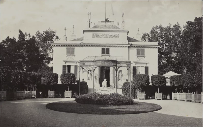 바갸뗄르 공원(Parc de Bagatelle)은 프랑스 파리 16구(16e arrondissement de Paris)의 볼로뉴 숲(Le Bois de Boulogne)에 있는 공원으로, 아르투아 백작(훗날 샤를 10세)이 마리 앙투아네트(Marie Antoinette)와의 내기를 통해 단 64일 만에 건설된 것으로 유명하다. 7