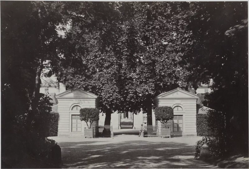 바갸뗄르 공원(Parc de Bagatelle)은 프랑스 파리 16구(16e arrondissement de Paris)의 볼로뉴 숲(Le Bois de Boulogne)에 있는 공원으로, 아르투아 백작(훗날 샤를 10세)이 마리 앙투아네트(Marie Antoinette)와의 내기를 통해 단 64일 만에 건설된 것으로 유명하다. 11