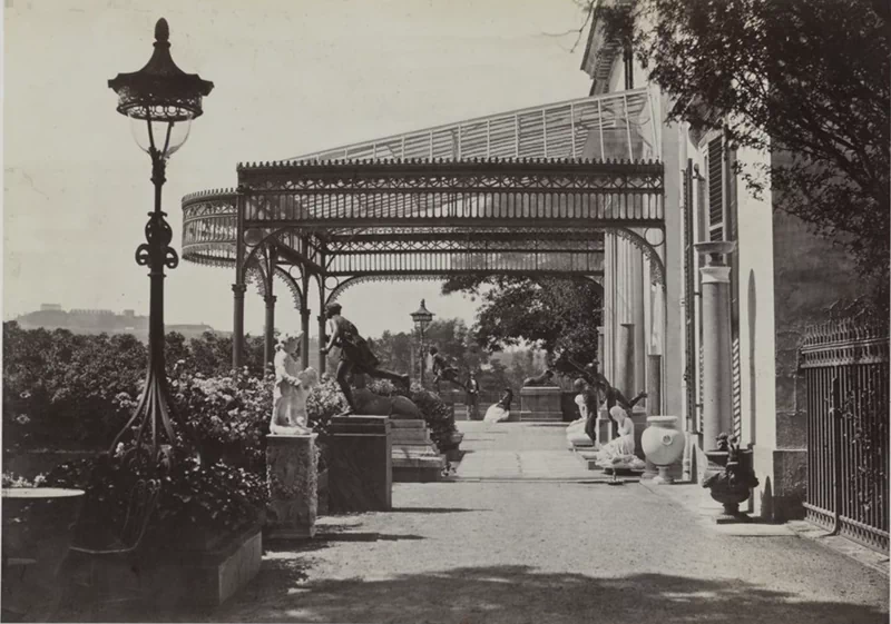 바갸뗄르 공원(Parc de Bagatelle)은 프랑스 파리 16구(16e arrondissement de Paris)의 볼로뉴 숲(Le Bois de Boulogne)에 있는 공원으로, 아르투아 백작(훗날 샤를 10세)이 마리 앙투아네트(Marie Antoinette)와의 내기를 통해 단 64일 만에 건설된 것으로 유명하다. 13