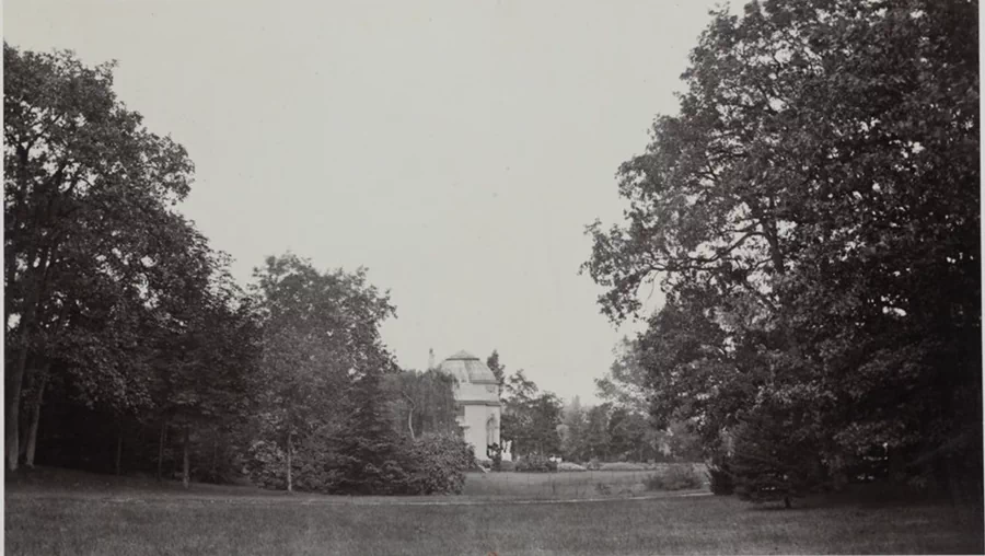 바갸뗄르 공원(Parc de Bagatelle)은 프랑스 파리 16구(16e arrondissement de Paris)의 볼로뉴 숲(Le Bois de Boulogne)에 있는 공원으로, 아르투아 백작(훗날 샤를 10세)이 마리 앙투아네트(Marie Antoinette)와의 내기를 통해 단 64일 만에 건설된 것으로 유명하다. 19