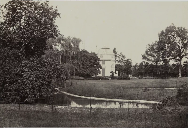 바갸뗄르 공원(Parc de Bagatelle)은 프랑스 파리 16구(16e arrondissement de Paris)의 볼로뉴 숲(Le Bois de Boulogne)에 있는 공원으로, 아르투아 백작(훗날 샤를 10세)이 마리 앙투아네트(Marie Antoinette)와의 내기를 통해 단 64일 만에 건설된 것으로 유명하다. 23