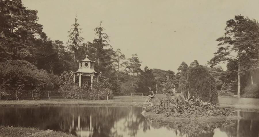 바갸뗄르 공원(Parc de Bagatelle)은 프랑스 파리 16구(16e arrondissement de Paris)의 볼로뉴 숲(Le Bois de Boulogne)에 있는 공원으로, 아르투아 백작(훗날 샤를 10세)이 마리 앙투아네트(Marie Antoinette)와의 내기를 통해 단 64일 만에 건설된 것으로 유명하다. 31