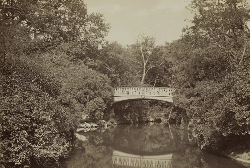 바갸뗄르 공원(Parc de Bagatelle)은 프랑스 파리 16구(16e arrondissement de Paris)의 볼로뉴 숲(Le Bois de Boulogne)에 있는 공원으로, 아르투아 백작(훗날 샤를 10세)이 마리 앙투아네트(Marie Antoinette)와의 내기를 통해 단 64일 만에 건설된 것으로 유명하다. 35