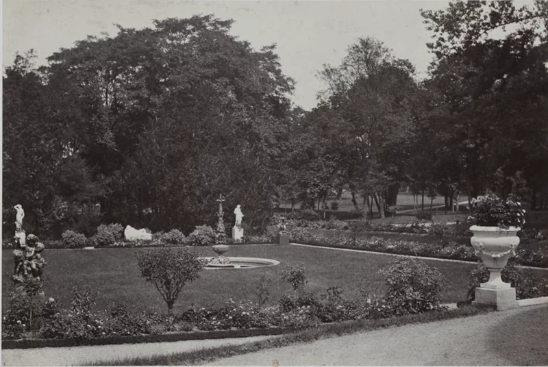 바갸뗄르 공원(Parc de Bagatelle)은 프랑스 파리 16구(16e arrondissement de Paris)의 볼로뉴 숲(Le Bois de Boulogne)에 있는 공원으로, 아르투아 백작(훗날 샤를 10세)이 마리 앙투아네트(Marie Antoinette)와의 내기를 통해 단 64일 만에 건설된 것으로 유명하다. 41