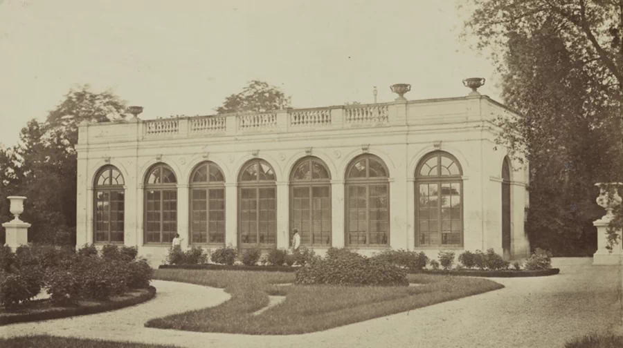 바갸뗄르 공원(Parc de Bagatelle)은 프랑스 파리 16구(16e arrondissement de Paris)의 볼로뉴 숲(Le Bois de Boulogne)에 있는 공원으로, 아르투아 백작(훗날 샤를 10세)이 마리 앙투아네트(Marie Antoinette)와의 내기를 통해 단 64일 만에 건설된 것으로 유명하다. 45