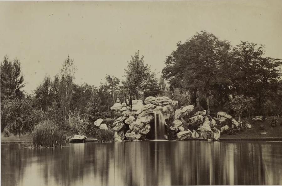 바갸뗄르 공원(Parc de Bagatelle)은 프랑스 파리 16구(16e arrondissement de Paris)의 볼로뉴 숲(Le Bois de Boulogne)에 있는 공원으로, 아르투아 백작(훗날 샤를 10세)이 마리 앙투아네트(Marie Antoinette)와의 내기를 통해 단 64일 만에 건설된 것으로 유명하다. 53