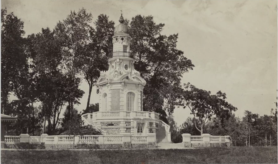 바갸뗄르 공원(Parc de Bagatelle)은 프랑스 파리 16구(16e arrondissement de Paris)의 볼로뉴 숲(Le Bois de Boulogne)에 있는 공원으로, 아르투아 백작(훗날 샤를 10세)이 마리 앙투아네트(Marie Antoinette)와의 내기를 통해 단 64일 만에 건설된 것으로 유명하다. 71