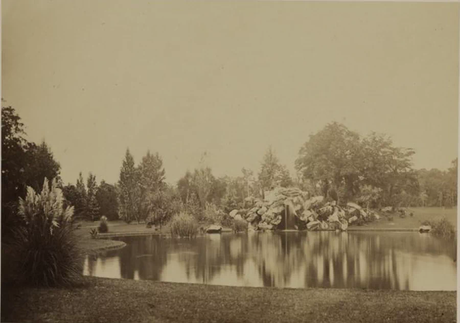 바갸뗄르 공원(Parc de Bagatelle)은 프랑스 파리 16구(16e arrondissement de Paris)의 볼로뉴 숲(Le Bois de Boulogne)에 있는 공원으로, 아르투아 백작(훗날 샤를 10세)이 마리 앙투아네트(Marie Antoinette)와의 내기를 통해 단 64일 만에 건설된 것으로 유명하다. 83