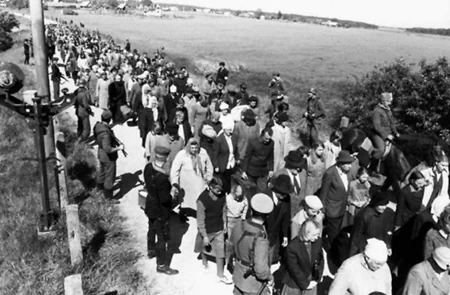 1941년 9월 29일에서 30일 사이에 나치 친위대(SS)는 소련 내 우크라이나 키예프(키이우) 근교의 '바비야르(Бабин Яр / Babi Yar)'에서 대규모 학살(Babi Yar Massacre)을 저질렀다. 2