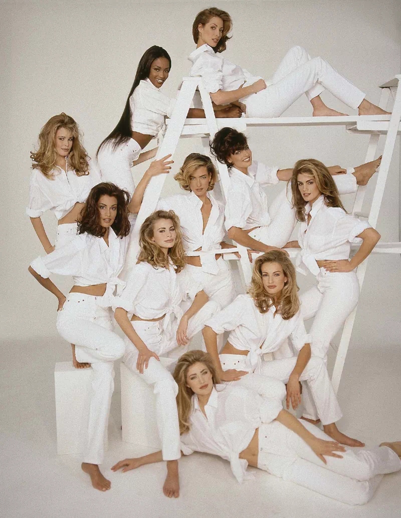 <p>
1990년대를 주름잡은 슈퍼모델들이 창간 100주년을 맞은 미국의 패션잡지 보그(Vogue)의 특집화보를 찍고 있다.</p>
<p>
이 시기는 패션계에 있어 독보적인 슈퍼모델들이 런웨이와 잡지 표지를 장악했던 황금기였다. 사진 속 심플한 흰 셔츠와 바지를 입은 모델들의 모습은 당시의 자연스러우면서도 시크한 스타일을 상징적으로 보여준다.</p> <p>사진은 보그 1992년 4월 호의 표지로 사용되었으며, 프랑스 사진작가 패트릭 드마르슐리에(Patrick Demarchelier, 1943~2022)가 촬영하였다. </p>
<p>
뒷줄 가장 높은 곳부터 반시계 방향으로,</p>
<p>
크리스티 털링턴(Christy Tarlingon), 나오미 캠벨(Naomi Campbell), 클라우디아 쉬퍼(Claudia Schiffer), 야스민 가우리(Yasmin Ghauri), 니키 테일러(Nicky Taylor), 일레인 어윈(Elaine Irwin), 카런 뮐더르(Karen Mulder), 신디 크로퍼드(Cindy Crawford), 린다 에반젤리스타(Linda Evangelista), 타탸나 파티츠(Tatjana Patitz)이다.</p> 5
