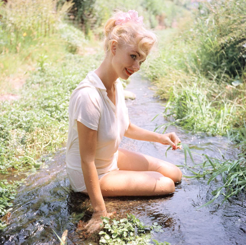엘사 쇠렌센(Elsa Sørensen, 1934~2013)은 덴마크 출신으로, 데인 아덴(Dane Arden)이라는 예명으로도 활동했다. 5