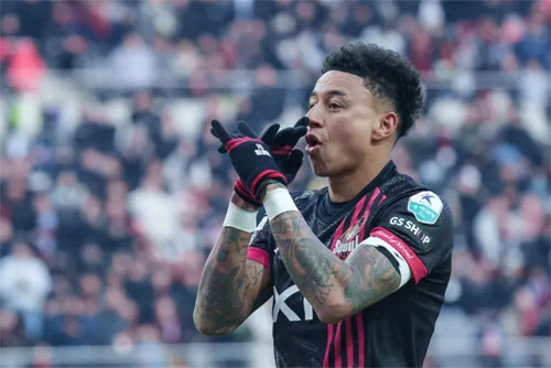 그는 2024년 기준 K리그 외국인 선수 최고액인 18억 2000만 원의 연봉을 받는 것으로 보도된 바 있다. 그런데 그의 에이전트가 한 유튜브 채널에 등장해 FC 서울과의 자세한 계약 내용을 말하면서 실제 수령하는 금액은 연봉+@임이 드러났다. 5