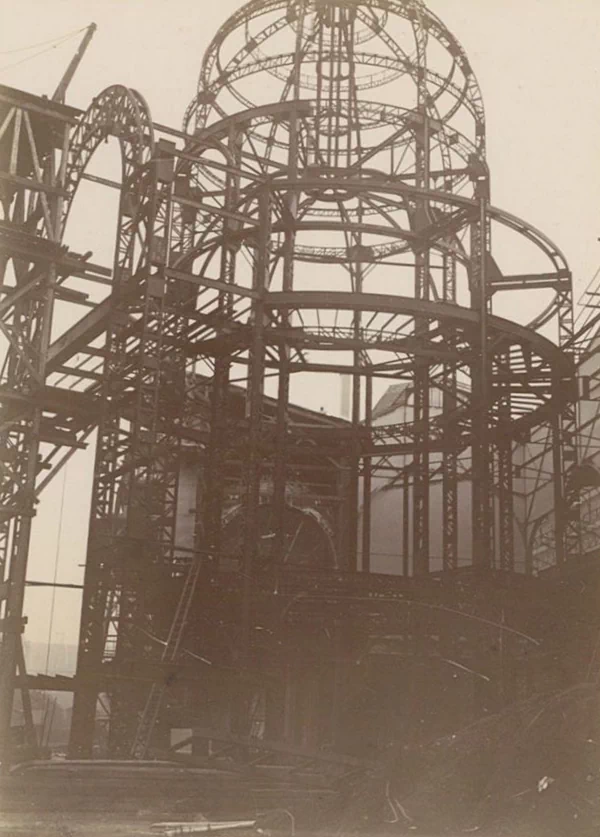 1900년, 파리에서 개최된 만국박람회(Exposition universelle)는 새로운 세기를 맞이하는 기념비적인 행사였다. 이 박람회를 위해 건설된 웅장한 건축물들과 그 건설과정을 담은 자료들을 통해 당시의 건축 기술과 문화적 성취를 엿볼 수 있다. ▲ 우뚝 솟은 에펠탑과 박람회장 전경. 우측에 희미하게 보이는 '그랑 루 드 파리(The Grande Roue de Paris)' 라는 이름의 관람차는 96m 높이로 당시 세계에서 가장 높은 관람차였다. ▲ 1900년 파리 만국박람회가 열린 마르스 광장(Champ de Mars)에 있는 주요 전시장 건물의 돔을 공사하는 모습. 거대한 돔의 철골 구조물과 그 위에 설치된 철제 비계를 볼 수 있다. ▲ 파리 만국박람회 마르스 광장에 세워진 '빛의 궁전(Palais Lumineux)' 건물의 공사 장면. 건물 정면의 간판에 'PALAIS LUMINEUX PONSIN'이라는 글자가 보인다. ▲ 에펠탑 1층 전망대에서 바라본 마르스 광장. 사진 왼쪽에는 전시장 철골 구조물들이 드러나 있고, 멀리 파리 시내 전경이 보인다. ▲ 기계 궁전(Palais des machine) 내부의 공사 장면. 거대한 돔 형태의 천장과 복잡한 철제 비계가 내부에 설치되어 있다. ▲ 기계 궁전(Palais des machine) 내부의 또 다른 공사 장면. 돔형 천장 내부에 가설 비계가 설치되어 있다. 이곳은 원래 1889년 파리 박람회(1889 Exposition Universelle)를 위해 지어졌으나, 1900년 박람회에서는 농업 및 식량 궁전(Palais de l'Agriculture et des Aliments)으로 재사용되었다. ▲ 그랑 팔레(Grand Palais)의 입구 부분 공사 현장. ▲ 그랑 팔레(Grand Palais) 내부의 건설 장면. 내부에 거대한 돔형 천장과 철제 비계가 설치되어 있으며, 여러 명의 작업자가 출입하고 있다. ▲ 공사 중인 그랑 팔레(Grand Palais) 외부 전경. ▲ 그랑 팔레(Grand Palais) 건물의 다른 외관 공사 장면. 우측으로 돌계단과 기둥이 보이고, 좌측으로는 대리석 입구가 보인다. ▲ 그랑 팔레(Grand Palais) 건물 측면의 공사 모습. 이곳은 전시장, 박물관, 군사본부, 올림픽 경기장 등 다양한 모습으로 변모하면서 현재까지 역사 기념물로 남아있다. ▲ 에펠탑 전망대에서 바라본 파리 시내 전경. 박람회장 건물과 멀리 센강이 보인다. ▲ 센강에서 바라 본 그랑 팔레(Grand Palais) 건설 모습. ▲ 건설을 시작한 프티 팔레(Petit Palais) 건물. 현재는 파리 시립미술관(Musée des beaux-arts de la ville de Paris)으로 운영되며 남아있다. ▲ 센강에서 바라본 박람회장 대형 건물의 공사 장면. ▲ 파리 콩코드 광장에 위치한 포르테 기념비(Porte Monumentale)가 건축되는 모습. 박람회장의 입구로 사용하기 위해 임시로 지어졌으며 박람회가 끝나자마자 철거되었다. 거리에는 자동차 보다는 말이 끄는 수레가 보이는 시대이다. ▲ 전기 궁전(The Palace of Electricity) 건설 모습. 박람회를 위해 시간 당 200,000kg의 기름으로 전력을 생산하여 밤늦게까지 조명을 밝혔다. ▲ 이탈리아관(Pavillon de l'Italie) 건설 현장. ▲ 전시장 내부로 추정되는 공사현장. ▲ 정장을 입은 사람들이 공사현장으로 보이는 철제 구조물 밑을 이동하며 참관하고 있다. ▲ 대화를 나누며 이동하는 참관인들. 당시의 옷차림과 남성들의 필수품이었던 모자가 눈에 띈다. ▲ 알렉상드르 3세 다리(Pont Alexandre-III)의 건설 현장. 1894년에 사망한 러시아 알렉산드르 3세(Alexander III of Russia)의 이름을 따서 명명되었으며, 프랑스와 러시아의 동맹을 기념하는 것이기도 했다. ▲ 알렉상드르 3세 다리(Pont Alexandre-III)의 상판. ▲ 알렉상드르 3세 다리(Pont Alexandre-III)의 교각. 다리의 기초석은 알렉산드르 3세의 아들인 니콜라이 2세(Nicholas II)에 의해 1896년에 세워졌다. ▲ 알렉상드르 3세 다리(Pont Alexandre-III)의 아치 부분. ▲ 센강 위에 건설된 알렉상드르 3세 다리(Pont Alexandre-III)의 모습. 러시아 상트페테르부르크의 네바강에 비슷한 다리인 트리니티 다리(Тро́ицкий мост / Trinity Bridge)가 프랑스-러시아 동맹을 기념하여 1903년에 완공되었다. ▲ 알렉상드르 3세 다리(Pont Alexandre-III) 끝에 17m 높이의 기둥이 세워지고 있다. 이 기둥 위에는 금동 재질로 만들어진 명예의 조각상이 설치될 예정이었다. ▲ 완성된 알렉상드르 3세 다리(Pont Alexandre-III)의 조각상. ▲ 'Le Vieux Paris(옛 파리)'라는 이름의 전시관 모습. 삽화가 알베르 로비다(Albert Robida, 1848~1926)의 아이디어로 만들어진 곳으로, 중세부터 18세기까지의 파리를 재현한 거리에는 당시 의상을 갖춰 입은 공연자와 음악가들이 상주하고 있었다. ▲ 에펠탑과 박람회장 주변을 함께 담은 사진. 3