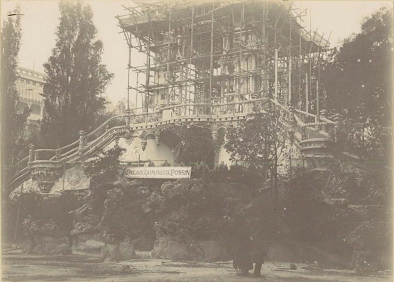 1900년, 파리에서 개최된 만국박람회(Exposition universelle)는 새로운 세기를 맞이하는 기념비적인 행사였다. 이 박람회를 위해 건설된 웅장한 건축물들과 그 건설과정을 담은 자료들을 통해 당시의 건축 기술과 문화적 성취를 엿볼 수 있다. ▲ 우뚝 솟은 에펠탑과 박람회장 전경. 우측에 희미하게 보이는 '그랑 루 드 파리(The Grande Roue de Paris)' 라는 이름의 관람차는 96m 높이로 당시 세계에서 가장 높은 관람차였다. ▲ 1900년 파리 만국박람회가 열린 마르스 광장(Champ de Mars)에 있는 주요 전시장 건물의 돔을 공사하는 모습. 거대한 돔의 철골 구조물과 그 위에 설치된 철제 비계를 볼 수 있다. ▲ 파리 만국박람회 마르스 광장에 세워진 '빛의 궁전(Palais Lumineux)' 건물의 공사 장면. 건물 정면의 간판에 'PALAIS LUMINEUX PONSIN'이라는 글자가 보인다. ▲ 에펠탑 1층 전망대에서 바라본 마르스 광장. 사진 왼쪽에는 전시장 철골 구조물들이 드러나 있고, 멀리 파리 시내 전경이 보인다. ▲ 기계 궁전(Palais des machine) 내부의 공사 장면. 거대한 돔 형태의 천장과 복잡한 철제 비계가 내부에 설치되어 있다. ▲ 기계 궁전(Palais des machine) 내부의 또 다른 공사 장면. 돔형 천장 내부에 가설 비계가 설치되어 있다. 이곳은 원래 1889년 파리 박람회(1889 Exposition Universelle)를 위해 지어졌으나, 1900년 박람회에서는 농업 및 식량 궁전(Palais de l'Agriculture et des Aliments)으로 재사용되었다. ▲ 그랑 팔레(Grand Palais)의 입구 부분 공사 현장. ▲ 그랑 팔레(Grand Palais) 내부의 건설 장면. 내부에 거대한 돔형 천장과 철제 비계가 설치되어 있으며, 여러 명의 작업자가 출입하고 있다. ▲ 공사 중인 그랑 팔레(Grand Palais) 외부 전경. ▲ 그랑 팔레(Grand Palais) 건물의 다른 외관 공사 장면. 우측으로 돌계단과 기둥이 보이고, 좌측으로는 대리석 입구가 보인다. ▲ 그랑 팔레(Grand Palais) 건물 측면의 공사 모습. 이곳은 전시장, 박물관, 군사본부, 올림픽 경기장 등 다양한 모습으로 변모하면서 현재까지 역사 기념물로 남아있다. ▲ 에펠탑 전망대에서 바라본 파리 시내 전경. 박람회장 건물과 멀리 센강이 보인다. ▲ 센강에서 바라 본 그랑 팔레(Grand Palais) 건설 모습. ▲ 건설을 시작한 프티 팔레(Petit Palais) 건물. 현재는 파리 시립미술관(Musée des beaux-arts de la ville de Paris)으로 운영되며 남아있다. ▲ 센강에서 바라본 박람회장 대형 건물의 공사 장면. ▲ 파리 콩코드 광장에 위치한 포르테 기념비(Porte Monumentale)가 건축되는 모습. 박람회장의 입구로 사용하기 위해 임시로 지어졌으며 박람회가 끝나자마자 철거되었다. 거리에는 자동차 보다는 말이 끄는 수레가 보이는 시대이다. ▲ 전기 궁전(The Palace of Electricity) 건설 모습. 박람회를 위해 시간 당 200,000kg의 기름으로 전력을 생산하여 밤늦게까지 조명을 밝혔다. ▲ 이탈리아관(Pavillon de l'Italie) 건설 현장. ▲ 전시장 내부로 추정되는 공사현장. ▲ 정장을 입은 사람들이 공사현장으로 보이는 철제 구조물 밑을 이동하며 참관하고 있다. ▲ 대화를 나누며 이동하는 참관인들. 당시의 옷차림과 남성들의 필수품이었던 모자가 눈에 띈다. ▲ 알렉상드르 3세 다리(Pont Alexandre-III)의 건설 현장. 1894년에 사망한 러시아 알렉산드르 3세(Alexander III of Russia)의 이름을 따서 명명되었으며, 프랑스와 러시아의 동맹을 기념하는 것이기도 했다. ▲ 알렉상드르 3세 다리(Pont Alexandre-III)의 상판. ▲ 알렉상드르 3세 다리(Pont Alexandre-III)의 교각. 다리의 기초석은 알렉산드르 3세의 아들인 니콜라이 2세(Nicholas II)에 의해 1896년에 세워졌다. ▲ 알렉상드르 3세 다리(Pont Alexandre-III)의 아치 부분. ▲ 센강 위에 건설된 알렉상드르 3세 다리(Pont Alexandre-III)의 모습. 러시아 상트페테르부르크의 네바강에 비슷한 다리인 트리니티 다리(Тро́ицкий мост / Trinity Bridge)가 프랑스-러시아 동맹을 기념하여 1903년에 완공되었다. ▲ 알렉상드르 3세 다리(Pont Alexandre-III) 끝에 17m 높이의 기둥이 세워지고 있다. 이 기둥 위에는 금동 재질로 만들어진 명예의 조각상이 설치될 예정이었다. ▲ 완성된 알렉상드르 3세 다리(Pont Alexandre-III)의 조각상. ▲ 'Le Vieux Paris(옛 파리)'라는 이름의 전시관 모습. 삽화가 알베르 로비다(Albert Robida, 1848~1926)의 아이디어로 만들어진 곳으로, 중세부터 18세기까지의 파리를 재현한 거리에는 당시 의상을 갖춰 입은 공연자와 음악가들이 상주하고 있었다. ▲ 에펠탑과 박람회장 주변을 함께 담은 사진. 5
