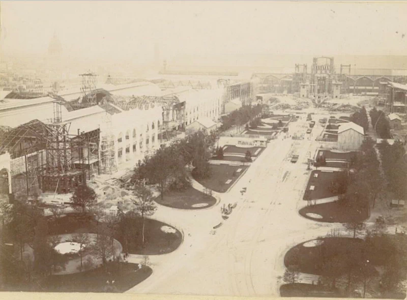 1900년, 파리에서 개최된 만국박람회(Exposition universelle)는 새로운 세기를 맞이하는 기념비적인 행사였다. 이 박람회를 위해 건설된 웅장한 건축물들과 그 건설과정을 담은 자료들을 통해 당시의 건축 기술과 문화적 성취를 엿볼 수 있다. ▲ 우뚝 솟은 에펠탑과 박람회장 전경. 우측에 희미하게 보이는 '그랑 루 드 파리(The Grande Roue de Paris)' 라는 이름의 관람차는 96m 높이로 당시 세계에서 가장 높은 관람차였다. ▲ 1900년 파리 만국박람회가 열린 마르스 광장(Champ de Mars)에 있는 주요 전시장 건물의 돔을 공사하는 모습. 거대한 돔의 철골 구조물과 그 위에 설치된 철제 비계를 볼 수 있다. ▲ 파리 만국박람회 마르스 광장에 세워진 '빛의 궁전(Palais Lumineux)' 건물의 공사 장면. 건물 정면의 간판에 'PALAIS LUMINEUX PONSIN'이라는 글자가 보인다. ▲ 에펠탑 1층 전망대에서 바라본 마르스 광장. 사진 왼쪽에는 전시장 철골 구조물들이 드러나 있고, 멀리 파리 시내 전경이 보인다. ▲ 기계 궁전(Palais des machine) 내부의 공사 장면. 거대한 돔 형태의 천장과 복잡한 철제 비계가 내부에 설치되어 있다. ▲ 기계 궁전(Palais des machine) 내부의 또 다른 공사 장면. 돔형 천장 내부에 가설 비계가 설치되어 있다. 이곳은 원래 1889년 파리 박람회(1889 Exposition Universelle)를 위해 지어졌으나, 1900년 박람회에서는 농업 및 식량 궁전(Palais de l'Agriculture et des Aliments)으로 재사용되었다. ▲ 그랑 팔레(Grand Palais)의 입구 부분 공사 현장. ▲ 그랑 팔레(Grand Palais) 내부의 건설 장면. 내부에 거대한 돔형 천장과 철제 비계가 설치되어 있으며, 여러 명의 작업자가 출입하고 있다. ▲ 공사 중인 그랑 팔레(Grand Palais) 외부 전경. ▲ 그랑 팔레(Grand Palais) 건물의 다른 외관 공사 장면. 우측으로 돌계단과 기둥이 보이고, 좌측으로는 대리석 입구가 보인다. ▲ 그랑 팔레(Grand Palais) 건물 측면의 공사 모습. 이곳은 전시장, 박물관, 군사본부, 올림픽 경기장 등 다양한 모습으로 변모하면서 현재까지 역사 기념물로 남아있다. ▲ 에펠탑 전망대에서 바라본 파리 시내 전경. 박람회장 건물과 멀리 센강이 보인다. ▲ 센강에서 바라 본 그랑 팔레(Grand Palais) 건설 모습. ▲ 건설을 시작한 프티 팔레(Petit Palais) 건물. 현재는 파리 시립미술관(Musée des beaux-arts de la ville de Paris)으로 운영되며 남아있다. ▲ 센강에서 바라본 박람회장 대형 건물의 공사 장면. ▲ 파리 콩코드 광장에 위치한 포르테 기념비(Porte Monumentale)가 건축되는 모습. 박람회장의 입구로 사용하기 위해 임시로 지어졌으며 박람회가 끝나자마자 철거되었다. 거리에는 자동차 보다는 말이 끄는 수레가 보이는 시대이다. ▲ 전기 궁전(The Palace of Electricity) 건설 모습. 박람회를 위해 시간 당 200,000kg의 기름으로 전력을 생산하여 밤늦게까지 조명을 밝혔다. ▲ 이탈리아관(Pavillon de l'Italie) 건설 현장. ▲ 전시장 내부로 추정되는 공사현장. ▲ 정장을 입은 사람들이 공사현장으로 보이는 철제 구조물 밑을 이동하며 참관하고 있다. ▲ 대화를 나누며 이동하는 참관인들. 당시의 옷차림과 남성들의 필수품이었던 모자가 눈에 띈다. ▲ 알렉상드르 3세 다리(Pont Alexandre-III)의 건설 현장. 1894년에 사망한 러시아 알렉산드르 3세(Alexander III of Russia)의 이름을 따서 명명되었으며, 프랑스와 러시아의 동맹을 기념하는 것이기도 했다. ▲ 알렉상드르 3세 다리(Pont Alexandre-III)의 상판. ▲ 알렉상드르 3세 다리(Pont Alexandre-III)의 교각. 다리의 기초석은 알렉산드르 3세의 아들인 니콜라이 2세(Nicholas II)에 의해 1896년에 세워졌다. ▲ 알렉상드르 3세 다리(Pont Alexandre-III)의 아치 부분. ▲ 센강 위에 건설된 알렉상드르 3세 다리(Pont Alexandre-III)의 모습. 러시아 상트페테르부르크의 네바강에 비슷한 다리인 트리니티 다리(Тро́ицкий мост / Trinity Bridge)가 프랑스-러시아 동맹을 기념하여 1903년에 완공되었다. ▲ 알렉상드르 3세 다리(Pont Alexandre-III) 끝에 17m 높이의 기둥이 세워지고 있다. 이 기둥 위에는 금동 재질로 만들어진 명예의 조각상이 설치될 예정이었다. ▲ 완성된 알렉상드르 3세 다리(Pont Alexandre-III)의 조각상. ▲ 'Le Vieux Paris(옛 파리)'라는 이름의 전시관 모습. 삽화가 알베르 로비다(Albert Robida, 1848~1926)의 아이디어로 만들어진 곳으로, 중세부터 18세기까지의 파리를 재현한 거리에는 당시 의상을 갖춰 입은 공연자와 음악가들이 상주하고 있었다. ▲ 에펠탑과 박람회장 주변을 함께 담은 사진. 7