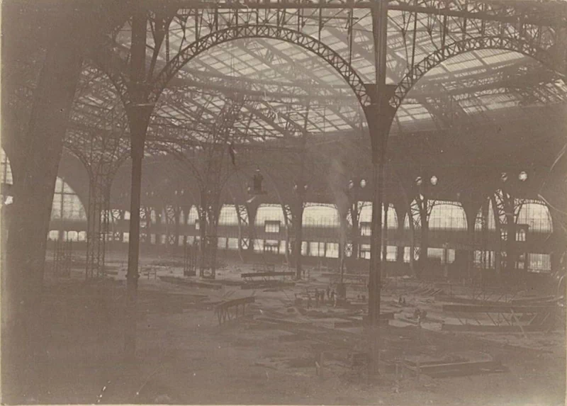 1900년, 파리에서 개최된 만국박람회(Exposition universelle)는 새로운 세기를 맞이하는 기념비적인 행사였다. 이 박람회를 위해 건설된 웅장한 건축물들과 그 건설과정을 담은 자료들을 통해 당시의 건축 기술과 문화적 성취를 엿볼 수 있다. ▲ 우뚝 솟은 에펠탑과 박람회장 전경. 우측에 희미하게 보이는 '그랑 루 드 파리(The Grande Roue de Paris)' 라는 이름의 관람차는 96m 높이로 당시 세계에서 가장 높은 관람차였다. ▲ 1900년 파리 만국박람회가 열린 마르스 광장(Champ de Mars)에 있는 주요 전시장 건물의 돔을 공사하는 모습. 거대한 돔의 철골 구조물과 그 위에 설치된 철제 비계를 볼 수 있다. ▲ 파리 만국박람회 마르스 광장에 세워진 '빛의 궁전(Palais Lumineux)' 건물의 공사 장면. 건물 정면의 간판에 'PALAIS LUMINEUX PONSIN'이라는 글자가 보인다. ▲ 에펠탑 1층 전망대에서 바라본 마르스 광장. 사진 왼쪽에는 전시장 철골 구조물들이 드러나 있고, 멀리 파리 시내 전경이 보인다. ▲ 기계 궁전(Palais des machine) 내부의 공사 장면. 거대한 돔 형태의 천장과 복잡한 철제 비계가 내부에 설치되어 있다. ▲ 기계 궁전(Palais des machine) 내부의 또 다른 공사 장면. 돔형 천장 내부에 가설 비계가 설치되어 있다. 이곳은 원래 1889년 파리 박람회(1889 Exposition Universelle)를 위해 지어졌으나, 1900년 박람회에서는 농업 및 식량 궁전(Palais de l'Agriculture et des Aliments)으로 재사용되었다. ▲ 그랑 팔레(Grand Palais)의 입구 부분 공사 현장. ▲ 그랑 팔레(Grand Palais) 내부의 건설 장면. 내부에 거대한 돔형 천장과 철제 비계가 설치되어 있으며, 여러 명의 작업자가 출입하고 있다. ▲ 공사 중인 그랑 팔레(Grand Palais) 외부 전경. ▲ 그랑 팔레(Grand Palais) 건물의 다른 외관 공사 장면. 우측으로 돌계단과 기둥이 보이고, 좌측으로는 대리석 입구가 보인다. ▲ 그랑 팔레(Grand Palais) 건물 측면의 공사 모습. 이곳은 전시장, 박물관, 군사본부, 올림픽 경기장 등 다양한 모습으로 변모하면서 현재까지 역사 기념물로 남아있다. ▲ 에펠탑 전망대에서 바라본 파리 시내 전경. 박람회장 건물과 멀리 센강이 보인다. ▲ 센강에서 바라 본 그랑 팔레(Grand Palais) 건설 모습. ▲ 건설을 시작한 프티 팔레(Petit Palais) 건물. 현재는 파리 시립미술관(Musée des beaux-arts de la ville de Paris)으로 운영되며 남아있다. ▲ 센강에서 바라본 박람회장 대형 건물의 공사 장면. ▲ 파리 콩코드 광장에 위치한 포르테 기념비(Porte Monumentale)가 건축되는 모습. 박람회장의 입구로 사용하기 위해 임시로 지어졌으며 박람회가 끝나자마자 철거되었다. 거리에는 자동차 보다는 말이 끄는 수레가 보이는 시대이다. ▲ 전기 궁전(The Palace of Electricity) 건설 모습. 박람회를 위해 시간 당 200,000kg의 기름으로 전력을 생산하여 밤늦게까지 조명을 밝혔다. ▲ 이탈리아관(Pavillon de l'Italie) 건설 현장. ▲ 전시장 내부로 추정되는 공사현장. ▲ 정장을 입은 사람들이 공사현장으로 보이는 철제 구조물 밑을 이동하며 참관하고 있다. ▲ 대화를 나누며 이동하는 참관인들. 당시의 옷차림과 남성들의 필수품이었던 모자가 눈에 띈다. ▲ 알렉상드르 3세 다리(Pont Alexandre-III)의 건설 현장. 1894년에 사망한 러시아 알렉산드르 3세(Alexander III of Russia)의 이름을 따서 명명되었으며, 프랑스와 러시아의 동맹을 기념하는 것이기도 했다. ▲ 알렉상드르 3세 다리(Pont Alexandre-III)의 상판. ▲ 알렉상드르 3세 다리(Pont Alexandre-III)의 교각. 다리의 기초석은 알렉산드르 3세의 아들인 니콜라이 2세(Nicholas II)에 의해 1896년에 세워졌다. ▲ 알렉상드르 3세 다리(Pont Alexandre-III)의 아치 부분. ▲ 센강 위에 건설된 알렉상드르 3세 다리(Pont Alexandre-III)의 모습. 러시아 상트페테르부르크의 네바강에 비슷한 다리인 트리니티 다리(Тро́ицкий мост / Trinity Bridge)가 프랑스-러시아 동맹을 기념하여 1903년에 완공되었다. ▲ 알렉상드르 3세 다리(Pont Alexandre-III) 끝에 17m 높이의 기둥이 세워지고 있다. 이 기둥 위에는 금동 재질로 만들어진 명예의 조각상이 설치될 예정이었다. ▲ 완성된 알렉상드르 3세 다리(Pont Alexandre-III)의 조각상. ▲ 'Le Vieux Paris(옛 파리)'라는 이름의 전시관 모습. 삽화가 알베르 로비다(Albert Robida, 1848~1926)의 아이디어로 만들어진 곳으로, 중세부터 18세기까지의 파리를 재현한 거리에는 당시 의상을 갖춰 입은 공연자와 음악가들이 상주하고 있었다. ▲ 에펠탑과 박람회장 주변을 함께 담은 사진. 9