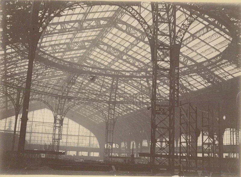 1900년, 파리에서 개최된 만국박람회(Exposition universelle)는 새로운 세기를 맞이하는 기념비적인 행사였다. 이 박람회를 위해 건설된 웅장한 건축물들과 그 건설과정을 담은 자료들을 통해 당시의 건축 기술과 문화적 성취를 엿볼 수 있다. ▲ 우뚝 솟은 에펠탑과 박람회장 전경. 우측에 희미하게 보이는 '그랑 루 드 파리(The Grande Roue de Paris)' 라는 이름의 관람차는 96m 높이로 당시 세계에서 가장 높은 관람차였다. ▲ 1900년 파리 만국박람회가 열린 마르스 광장(Champ de Mars)에 있는 주요 전시장 건물의 돔을 공사하는 모습. 거대한 돔의 철골 구조물과 그 위에 설치된 철제 비계를 볼 수 있다. ▲ 파리 만국박람회 마르스 광장에 세워진 '빛의 궁전(Palais Lumineux)' 건물의 공사 장면. 건물 정면의 간판에 'PALAIS LUMINEUX PONSIN'이라는 글자가 보인다. ▲ 에펠탑 1층 전망대에서 바라본 마르스 광장. 사진 왼쪽에는 전시장 철골 구조물들이 드러나 있고, 멀리 파리 시내 전경이 보인다. ▲ 기계 궁전(Palais des machine) 내부의 공사 장면. 거대한 돔 형태의 천장과 복잡한 철제 비계가 내부에 설치되어 있다. ▲ 기계 궁전(Palais des machine) 내부의 또 다른 공사 장면. 돔형 천장 내부에 가설 비계가 설치되어 있다. 이곳은 원래 1889년 파리 박람회(1889 Exposition Universelle)를 위해 지어졌으나, 1900년 박람회에서는 농업 및 식량 궁전(Palais de l'Agriculture et des Aliments)으로 재사용되었다. ▲ 그랑 팔레(Grand Palais)의 입구 부분 공사 현장. ▲ 그랑 팔레(Grand Palais) 내부의 건설 장면. 내부에 거대한 돔형 천장과 철제 비계가 설치되어 있으며, 여러 명의 작업자가 출입하고 있다. ▲ 공사 중인 그랑 팔레(Grand Palais) 외부 전경. ▲ 그랑 팔레(Grand Palais) 건물의 다른 외관 공사 장면. 우측으로 돌계단과 기둥이 보이고, 좌측으로는 대리석 입구가 보인다. ▲ 그랑 팔레(Grand Palais) 건물 측면의 공사 모습. 이곳은 전시장, 박물관, 군사본부, 올림픽 경기장 등 다양한 모습으로 변모하면서 현재까지 역사 기념물로 남아있다. ▲ 에펠탑 전망대에서 바라본 파리 시내 전경. 박람회장 건물과 멀리 센강이 보인다. ▲ 센강에서 바라 본 그랑 팔레(Grand Palais) 건설 모습. ▲ 건설을 시작한 프티 팔레(Petit Palais) 건물. 현재는 파리 시립미술관(Musée des beaux-arts de la ville de Paris)으로 운영되며 남아있다. ▲ 센강에서 바라본 박람회장 대형 건물의 공사 장면. ▲ 파리 콩코드 광장에 위치한 포르테 기념비(Porte Monumentale)가 건축되는 모습. 박람회장의 입구로 사용하기 위해 임시로 지어졌으며 박람회가 끝나자마자 철거되었다. 거리에는 자동차 보다는 말이 끄는 수레가 보이는 시대이다. ▲ 전기 궁전(The Palace of Electricity) 건설 모습. 박람회를 위해 시간 당 200,000kg의 기름으로 전력을 생산하여 밤늦게까지 조명을 밝혔다. ▲ 이탈리아관(Pavillon de l'Italie) 건설 현장. ▲ 전시장 내부로 추정되는 공사현장. ▲ 정장을 입은 사람들이 공사현장으로 보이는 철제 구조물 밑을 이동하며 참관하고 있다. ▲ 대화를 나누며 이동하는 참관인들. 당시의 옷차림과 남성들의 필수품이었던 모자가 눈에 띈다. ▲ 알렉상드르 3세 다리(Pont Alexandre-III)의 건설 현장. 1894년에 사망한 러시아 알렉산드르 3세(Alexander III of Russia)의 이름을 따서 명명되었으며, 프랑스와 러시아의 동맹을 기념하는 것이기도 했다. ▲ 알렉상드르 3세 다리(Pont Alexandre-III)의 상판. ▲ 알렉상드르 3세 다리(Pont Alexandre-III)의 교각. 다리의 기초석은 알렉산드르 3세의 아들인 니콜라이 2세(Nicholas II)에 의해 1896년에 세워졌다. ▲ 알렉상드르 3세 다리(Pont Alexandre-III)의 아치 부분. ▲ 센강 위에 건설된 알렉상드르 3세 다리(Pont Alexandre-III)의 모습. 러시아 상트페테르부르크의 네바강에 비슷한 다리인 트리니티 다리(Тро́ицкий мост / Trinity Bridge)가 프랑스-러시아 동맹을 기념하여 1903년에 완공되었다. ▲ 알렉상드르 3세 다리(Pont Alexandre-III) 끝에 17m 높이의 기둥이 세워지고 있다. 이 기둥 위에는 금동 재질로 만들어진 명예의 조각상이 설치될 예정이었다. ▲ 완성된 알렉상드르 3세 다리(Pont Alexandre-III)의 조각상. ▲ 'Le Vieux Paris(옛 파리)'라는 이름의 전시관 모습. 삽화가 알베르 로비다(Albert Robida, 1848~1926)의 아이디어로 만들어진 곳으로, 중세부터 18세기까지의 파리를 재현한 거리에는 당시 의상을 갖춰 입은 공연자와 음악가들이 상주하고 있었다. ▲ 에펠탑과 박람회장 주변을 함께 담은 사진. 11