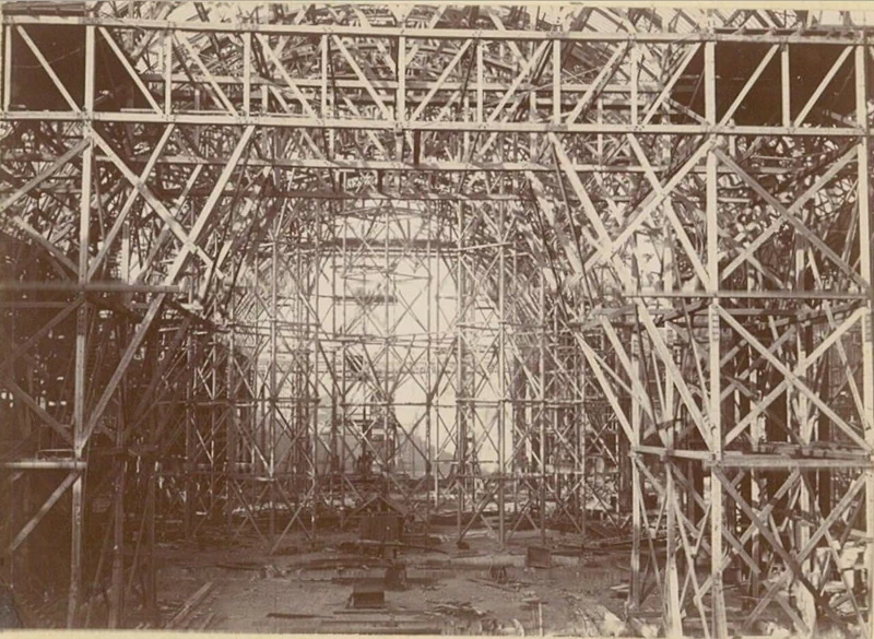 1900년, 파리에서 개최된 만국박람회(Exposition universelle)는 새로운 세기를 맞이하는 기념비적인 행사였다. 이 박람회를 위해 건설된 웅장한 건축물들과 그 건설과정을 담은 자료들을 통해 당시의 건축 기술과 문화적 성취를 엿볼 수 있다. ▲ 우뚝 솟은 에펠탑과 박람회장 전경. 우측에 희미하게 보이는 '그랑 루 드 파리(The Grande Roue de Paris)' 라는 이름의 관람차는 96m 높이로 당시 세계에서 가장 높은 관람차였다. ▲ 1900년 파리 만국박람회가 열린 마르스 광장(Champ de Mars)에 있는 주요 전시장 건물의 돔을 공사하는 모습. 거대한 돔의 철골 구조물과 그 위에 설치된 철제 비계를 볼 수 있다. ▲ 파리 만국박람회 마르스 광장에 세워진 '빛의 궁전(Palais Lumineux)' 건물의 공사 장면. 건물 정면의 간판에 'PALAIS LUMINEUX PONSIN'이라는 글자가 보인다. ▲ 에펠탑 1층 전망대에서 바라본 마르스 광장. 사진 왼쪽에는 전시장 철골 구조물들이 드러나 있고, 멀리 파리 시내 전경이 보인다. ▲ 기계 궁전(Palais des machine) 내부의 공사 장면. 거대한 돔 형태의 천장과 복잡한 철제 비계가 내부에 설치되어 있다. ▲ 기계 궁전(Palais des machine) 내부의 또 다른 공사 장면. 돔형 천장 내부에 가설 비계가 설치되어 있다. 이곳은 원래 1889년 파리 박람회(1889 Exposition Universelle)를 위해 지어졌으나, 1900년 박람회에서는 농업 및 식량 궁전(Palais de l'Agriculture et des Aliments)으로 재사용되었다. ▲ 그랑 팔레(Grand Palais)의 입구 부분 공사 현장. ▲ 그랑 팔레(Grand Palais) 내부의 건설 장면. 내부에 거대한 돔형 천장과 철제 비계가 설치되어 있으며, 여러 명의 작업자가 출입하고 있다. ▲ 공사 중인 그랑 팔레(Grand Palais) 외부 전경. ▲ 그랑 팔레(Grand Palais) 건물의 다른 외관 공사 장면. 우측으로 돌계단과 기둥이 보이고, 좌측으로는 대리석 입구가 보인다. ▲ 그랑 팔레(Grand Palais) 건물 측면의 공사 모습. 이곳은 전시장, 박물관, 군사본부, 올림픽 경기장 등 다양한 모습으로 변모하면서 현재까지 역사 기념물로 남아있다. ▲ 에펠탑 전망대에서 바라본 파리 시내 전경. 박람회장 건물과 멀리 센강이 보인다. ▲ 센강에서 바라 본 그랑 팔레(Grand Palais) 건설 모습. ▲ 건설을 시작한 프티 팔레(Petit Palais) 건물. 현재는 파리 시립미술관(Musée des beaux-arts de la ville de Paris)으로 운영되며 남아있다. ▲ 센강에서 바라본 박람회장 대형 건물의 공사 장면. ▲ 파리 콩코드 광장에 위치한 포르테 기념비(Porte Monumentale)가 건축되는 모습. 박람회장의 입구로 사용하기 위해 임시로 지어졌으며 박람회가 끝나자마자 철거되었다. 거리에는 자동차 보다는 말이 끄는 수레가 보이는 시대이다. ▲ 전기 궁전(The Palace of Electricity) 건설 모습. 박람회를 위해 시간 당 200,000kg의 기름으로 전력을 생산하여 밤늦게까지 조명을 밝혔다. ▲ 이탈리아관(Pavillon de l'Italie) 건설 현장. ▲ 전시장 내부로 추정되는 공사현장. ▲ 정장을 입은 사람들이 공사현장으로 보이는 철제 구조물 밑을 이동하며 참관하고 있다. ▲ 대화를 나누며 이동하는 참관인들. 당시의 옷차림과 남성들의 필수품이었던 모자가 눈에 띈다. ▲ 알렉상드르 3세 다리(Pont Alexandre-III)의 건설 현장. 1894년에 사망한 러시아 알렉산드르 3세(Alexander III of Russia)의 이름을 따서 명명되었으며, 프랑스와 러시아의 동맹을 기념하는 것이기도 했다. ▲ 알렉상드르 3세 다리(Pont Alexandre-III)의 상판. ▲ 알렉상드르 3세 다리(Pont Alexandre-III)의 교각. 다리의 기초석은 알렉산드르 3세의 아들인 니콜라이 2세(Nicholas II)에 의해 1896년에 세워졌다. ▲ 알렉상드르 3세 다리(Pont Alexandre-III)의 아치 부분. ▲ 센강 위에 건설된 알렉상드르 3세 다리(Pont Alexandre-III)의 모습. 러시아 상트페테르부르크의 네바강에 비슷한 다리인 트리니티 다리(Тро́ицкий мост / Trinity Bridge)가 프랑스-러시아 동맹을 기념하여 1903년에 완공되었다. ▲ 알렉상드르 3세 다리(Pont Alexandre-III) 끝에 17m 높이의 기둥이 세워지고 있다. 이 기둥 위에는 금동 재질로 만들어진 명예의 조각상이 설치될 예정이었다. ▲ 완성된 알렉상드르 3세 다리(Pont Alexandre-III)의 조각상. ▲ 'Le Vieux Paris(옛 파리)'라는 이름의 전시관 모습. 삽화가 알베르 로비다(Albert Robida, 1848~1926)의 아이디어로 만들어진 곳으로, 중세부터 18세기까지의 파리를 재현한 거리에는 당시 의상을 갖춰 입은 공연자와 음악가들이 상주하고 있었다. ▲ 에펠탑과 박람회장 주변을 함께 담은 사진. 13