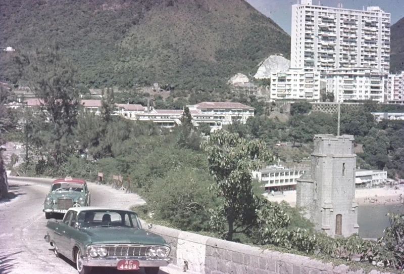 ▲ 1970년대 중반, 홍콩의 항공 뷰. 빅토리아항(Victoria Harbour)을 중심으로 아직 마천루가 드물게 보이는 도시 확장 초기의 모습이다. ▲ 1970~1980년대, 빅토리아항 페리(Victoria Harbour Ferry)에서 바라본 홍콩의 모습. 15층 내외의 빌딩들이 현재의 초고층 스카이라인과 대비되는 모습이다. ▲ 1970년대, 구불구불한 산악도로를 달리는 차량. 1970년대 홍콩의 지형적 특성을 보여주고 있다. ▲ 1970년대, 홍콩 샤틴 플로팅 레스토랑(Sha Tin Floating Restaurant). 싱문 강 위에 정박해서 화려하게 불을 밝히던 이곳은 오랫동안 샤틴의 랜드마크였으나 재개발로 인해 강제로 현재 위치로 이전하였으며 2018년 부터 '클럽원 리베이라(ClubONE Riviera)'라는 상호로 변경하였다. ▲ 1980년대, 헤네시 로드(Hennessy Road, 軒尼詩道). 영국 총독 존 포프 헤네시(John Pope-Hennessy)의 이름을 딴 1.86km 길이의 이 도로는 2014년 시위현장이자 영화 '크로싱 헤네시(Crossing Hennessy, 2009)'의 배경이기도 하다. ▲ 1980년대, 네온사인으로 물든 홍콩의 밤거리. 할리우드 로드(Hollywood Road) 인근에서 촬영된 이 네온 간판들은 상업도시로 눈부시게 발전하던 홍콩의 활력을 상징한다. ▲ 1973년, 포팅거 스트리트(Pottinger Street, 砵典乍街)에서 짐을 나르는 인부. 300m 화강암 계단으로 1858년 홍콩의 초대 총독인 헨리 포팅거(Henry Pottinger)의 이름을 따서 명명된 이곳은 현재는 관광명소로 변모하였다. ▲ 1988년, 침사추이(Tsim Sha Tsui, 尖沙咀)의 비내리는 풍경. 중앙에 익숙한 한글로 '삼오정'이라는 한식당 간판이 보인다. ▲ 1986년, 웨스턴 스트리트(Western Street)의 전통 인력거. 교통수단이 아니라 관광용으로 이 시기 홍콩은 이미 세계적인 관광지였다. ▲ 1970~1980년대, 신문과 잡지 가판대 옆에서 부모를 대신해 자리를 지키는 것으로 보이는 아이가 식사를 하고 있다. ▲ 1970년대, 아파트 발코니의 풍경. 고밀도 주거문화가 시작되던 주택가의 풍경을 보여주고 있다. ▲ 홍콩 카이탁 공항(Kai Tak Airport, 啟德機場)의 활주로. 이 공항은 1998년에 폐쇄되었으며, 위험한 착륙과정 때문에 '세계 10대 위험공항'에 단골로 선정되었다. ▲ 침사추이 인근의 전자제품 매장. 간판 중에 '한강백화점'이 보인다. ▲ 어지러운 간판과 노점상으로 가득한 골목. 1980년대 홍콩의 카오스 미학을 보여주는 장면이다. ▲ 퀸즈 로드 센트럴(Queen's Road Central)을 지나가는 2층 트램. 영국인들에 의해 건설된 홍콩 최초의 도로인 '퀸즈 로드(Queen's Road)' 구간 중 하나로 중국어 명칭 '황후대도(皇后大道)'에는 여왕(Queen)을 황후(皇后)로 오역한 역사적 실수가 담겨 있다. ▲ 1970~1980년대, 노점이 늘어선 홍콩의 거리. ▲ 1970~1980년대, 광고로 랩핑된 2층 버스. 영국 식민지 시대의 유산으로 지금도 운행 중이다. ▲ 1970~1980년대, 노천에서 고기를 처리하는 정육점. 현대적 위생시설 도입 전의 전통적 유통 방식을 보여주고 있다. ▲ 1980년, 노스 포인트 트램(North Point Tram)과 2층 버스가 교차하고 있다. ▲ 1982년, 홍콩 상하이 스트리트(Shanghai Street)의 전통 찻집. ▲ 1978년, 생선 장수와 가정주부들로 북적이는 타이위엔 스트리트(Tai Yuen Street). 북적이는 인파와 화려한 간판, 고밀도의 주택과 화분이 놓여 있는 발코니가 어우러진 모습은 이 시기 홍콩의 풍경을 압축해서 보여주고 있다. 5