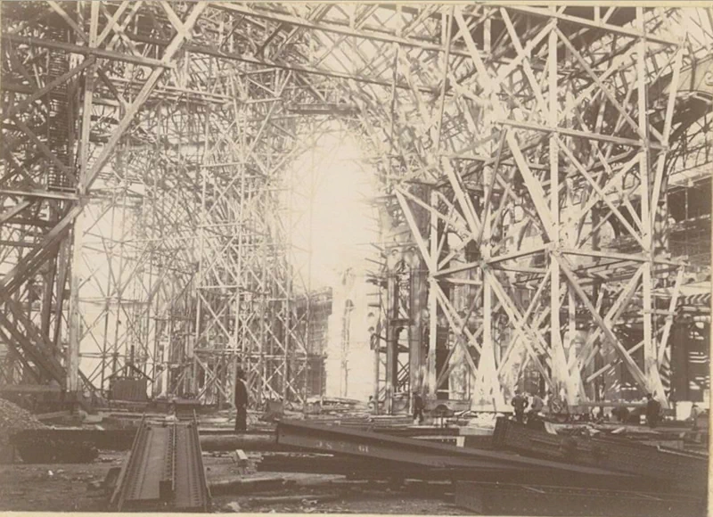 1900년, 파리에서 개최된 만국박람회(Exposition universelle)는 새로운 세기를 맞이하는 기념비적인 행사였다. 이 박람회를 위해 건설된 웅장한 건축물들과 그 건설과정을 담은 자료들을 통해 당시의 건축 기술과 문화적 성취를 엿볼 수 있다. ▲ 우뚝 솟은 에펠탑과 박람회장 전경. 우측에 희미하게 보이는 '그랑 루 드 파리(The Grande Roue de Paris)' 라는 이름의 관람차는 96m 높이로 당시 세계에서 가장 높은 관람차였다. ▲ 1900년 파리 만국박람회가 열린 마르스 광장(Champ de Mars)에 있는 주요 전시장 건물의 돔을 공사하는 모습. 거대한 돔의 철골 구조물과 그 위에 설치된 철제 비계를 볼 수 있다. ▲ 파리 만국박람회 마르스 광장에 세워진 '빛의 궁전(Palais Lumineux)' 건물의 공사 장면. 건물 정면의 간판에 'PALAIS LUMINEUX PONSIN'이라는 글자가 보인다. ▲ 에펠탑 1층 전망대에서 바라본 마르스 광장. 사진 왼쪽에는 전시장 철골 구조물들이 드러나 있고, 멀리 파리 시내 전경이 보인다. ▲ 기계 궁전(Palais des machine) 내부의 공사 장면. 거대한 돔 형태의 천장과 복잡한 철제 비계가 내부에 설치되어 있다. ▲ 기계 궁전(Palais des machine) 내부의 또 다른 공사 장면. 돔형 천장 내부에 가설 비계가 설치되어 있다. 이곳은 원래 1889년 파리 박람회(1889 Exposition Universelle)를 위해 지어졌으나, 1900년 박람회에서는 농업 및 식량 궁전(Palais de l'Agriculture et des Aliments)으로 재사용되었다. ▲ 그랑 팔레(Grand Palais)의 입구 부분 공사 현장. ▲ 그랑 팔레(Grand Palais) 내부의 건설 장면. 내부에 거대한 돔형 천장과 철제 비계가 설치되어 있으며, 여러 명의 작업자가 출입하고 있다. ▲ 공사 중인 그랑 팔레(Grand Palais) 외부 전경. ▲ 그랑 팔레(Grand Palais) 건물의 다른 외관 공사 장면. 우측으로 돌계단과 기둥이 보이고, 좌측으로는 대리석 입구가 보인다. ▲ 그랑 팔레(Grand Palais) 건물 측면의 공사 모습. 이곳은 전시장, 박물관, 군사본부, 올림픽 경기장 등 다양한 모습으로 변모하면서 현재까지 역사 기념물로 남아있다. ▲ 에펠탑 전망대에서 바라본 파리 시내 전경. 박람회장 건물과 멀리 센강이 보인다. ▲ 센강에서 바라 본 그랑 팔레(Grand Palais) 건설 모습. ▲ 건설을 시작한 프티 팔레(Petit Palais) 건물. 현재는 파리 시립미술관(Musée des beaux-arts de la ville de Paris)으로 운영되며 남아있다. ▲ 센강에서 바라본 박람회장 대형 건물의 공사 장면. ▲ 파리 콩코드 광장에 위치한 포르테 기념비(Porte Monumentale)가 건축되는 모습. 박람회장의 입구로 사용하기 위해 임시로 지어졌으며 박람회가 끝나자마자 철거되었다. 거리에는 자동차 보다는 말이 끄는 수레가 보이는 시대이다. ▲ 전기 궁전(The Palace of Electricity) 건설 모습. 박람회를 위해 시간 당 200,000kg의 기름으로 전력을 생산하여 밤늦게까지 조명을 밝혔다. ▲ 이탈리아관(Pavillon de l'Italie) 건설 현장. ▲ 전시장 내부로 추정되는 공사현장. ▲ 정장을 입은 사람들이 공사현장으로 보이는 철제 구조물 밑을 이동하며 참관하고 있다. ▲ 대화를 나누며 이동하는 참관인들. 당시의 옷차림과 남성들의 필수품이었던 모자가 눈에 띈다. ▲ 알렉상드르 3세 다리(Pont Alexandre-III)의 건설 현장. 1894년에 사망한 러시아 알렉산드르 3세(Alexander III of Russia)의 이름을 따서 명명되었으며, 프랑스와 러시아의 동맹을 기념하는 것이기도 했다. ▲ 알렉상드르 3세 다리(Pont Alexandre-III)의 상판. ▲ 알렉상드르 3세 다리(Pont Alexandre-III)의 교각. 다리의 기초석은 알렉산드르 3세의 아들인 니콜라이 2세(Nicholas II)에 의해 1896년에 세워졌다. ▲ 알렉상드르 3세 다리(Pont Alexandre-III)의 아치 부분. ▲ 센강 위에 건설된 알렉상드르 3세 다리(Pont Alexandre-III)의 모습. 러시아 상트페테르부르크의 네바강에 비슷한 다리인 트리니티 다리(Тро́ицкий мост / Trinity Bridge)가 프랑스-러시아 동맹을 기념하여 1903년에 완공되었다. ▲ 알렉상드르 3세 다리(Pont Alexandre-III) 끝에 17m 높이의 기둥이 세워지고 있다. 이 기둥 위에는 금동 재질로 만들어진 명예의 조각상이 설치될 예정이었다. ▲ 완성된 알렉상드르 3세 다리(Pont Alexandre-III)의 조각상. ▲ 'Le Vieux Paris(옛 파리)'라는 이름의 전시관 모습. 삽화가 알베르 로비다(Albert Robida, 1848~1926)의 아이디어로 만들어진 곳으로, 중세부터 18세기까지의 파리를 재현한 거리에는 당시 의상을 갖춰 입은 공연자와 음악가들이 상주하고 있었다. ▲ 에펠탑과 박람회장 주변을 함께 담은 사진. 15