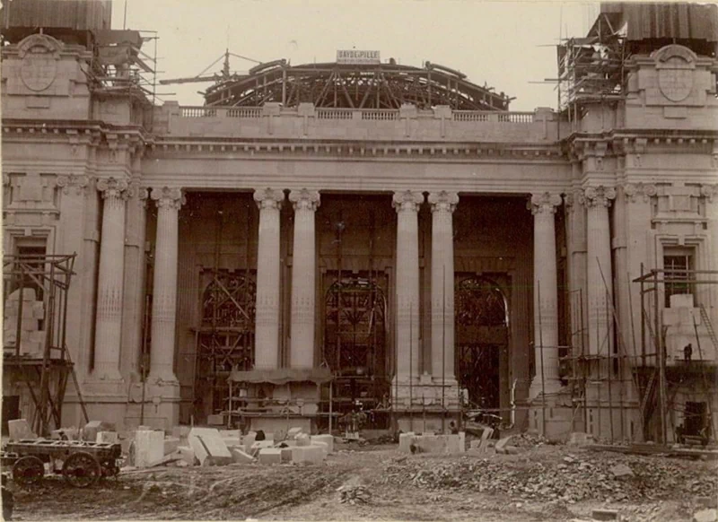 1900년, 파리에서 개최된 만국박람회(Exposition universelle)는 새로운 세기를 맞이하는 기념비적인 행사였다. 이 박람회를 위해 건설된 웅장한 건축물들과 그 건설과정을 담은 자료들을 통해 당시의 건축 기술과 문화적 성취를 엿볼 수 있다. ▲ 우뚝 솟은 에펠탑과 박람회장 전경. 우측에 희미하게 보이는 '그랑 루 드 파리(The Grande Roue de Paris)' 라는 이름의 관람차는 96m 높이로 당시 세계에서 가장 높은 관람차였다. ▲ 1900년 파리 만국박람회가 열린 마르스 광장(Champ de Mars)에 있는 주요 전시장 건물의 돔을 공사하는 모습. 거대한 돔의 철골 구조물과 그 위에 설치된 철제 비계를 볼 수 있다. ▲ 파리 만국박람회 마르스 광장에 세워진 '빛의 궁전(Palais Lumineux)' 건물의 공사 장면. 건물 정면의 간판에 'PALAIS LUMINEUX PONSIN'이라는 글자가 보인다. ▲ 에펠탑 1층 전망대에서 바라본 마르스 광장. 사진 왼쪽에는 전시장 철골 구조물들이 드러나 있고, 멀리 파리 시내 전경이 보인다. ▲ 기계 궁전(Palais des machine) 내부의 공사 장면. 거대한 돔 형태의 천장과 복잡한 철제 비계가 내부에 설치되어 있다. ▲ 기계 궁전(Palais des machine) 내부의 또 다른 공사 장면. 돔형 천장 내부에 가설 비계가 설치되어 있다. 이곳은 원래 1889년 파리 박람회(1889 Exposition Universelle)를 위해 지어졌으나, 1900년 박람회에서는 농업 및 식량 궁전(Palais de l'Agriculture et des Aliments)으로 재사용되었다. ▲ 그랑 팔레(Grand Palais)의 입구 부분 공사 현장. ▲ 그랑 팔레(Grand Palais) 내부의 건설 장면. 내부에 거대한 돔형 천장과 철제 비계가 설치되어 있으며, 여러 명의 작업자가 출입하고 있다. ▲ 공사 중인 그랑 팔레(Grand Palais) 외부 전경. ▲ 그랑 팔레(Grand Palais) 건물의 다른 외관 공사 장면. 우측으로 돌계단과 기둥이 보이고, 좌측으로는 대리석 입구가 보인다. ▲ 그랑 팔레(Grand Palais) 건물 측면의 공사 모습. 이곳은 전시장, 박물관, 군사본부, 올림픽 경기장 등 다양한 모습으로 변모하면서 현재까지 역사 기념물로 남아있다. ▲ 에펠탑 전망대에서 바라본 파리 시내 전경. 박람회장 건물과 멀리 센강이 보인다. ▲ 센강에서 바라 본 그랑 팔레(Grand Palais) 건설 모습. ▲ 건설을 시작한 프티 팔레(Petit Palais) 건물. 현재는 파리 시립미술관(Musée des beaux-arts de la ville de Paris)으로 운영되며 남아있다. ▲ 센강에서 바라본 박람회장 대형 건물의 공사 장면. ▲ 파리 콩코드 광장에 위치한 포르테 기념비(Porte Monumentale)가 건축되는 모습. 박람회장의 입구로 사용하기 위해 임시로 지어졌으며 박람회가 끝나자마자 철거되었다. 거리에는 자동차 보다는 말이 끄는 수레가 보이는 시대이다. ▲ 전기 궁전(The Palace of Electricity) 건설 모습. 박람회를 위해 시간 당 200,000kg의 기름으로 전력을 생산하여 밤늦게까지 조명을 밝혔다. ▲ 이탈리아관(Pavillon de l'Italie) 건설 현장. ▲ 전시장 내부로 추정되는 공사현장. ▲ 정장을 입은 사람들이 공사현장으로 보이는 철제 구조물 밑을 이동하며 참관하고 있다. ▲ 대화를 나누며 이동하는 참관인들. 당시의 옷차림과 남성들의 필수품이었던 모자가 눈에 띈다. ▲ 알렉상드르 3세 다리(Pont Alexandre-III)의 건설 현장. 1894년에 사망한 러시아 알렉산드르 3세(Alexander III of Russia)의 이름을 따서 명명되었으며, 프랑스와 러시아의 동맹을 기념하는 것이기도 했다. ▲ 알렉상드르 3세 다리(Pont Alexandre-III)의 상판. ▲ 알렉상드르 3세 다리(Pont Alexandre-III)의 교각. 다리의 기초석은 알렉산드르 3세의 아들인 니콜라이 2세(Nicholas II)에 의해 1896년에 세워졌다. ▲ 알렉상드르 3세 다리(Pont Alexandre-III)의 아치 부분. ▲ 센강 위에 건설된 알렉상드르 3세 다리(Pont Alexandre-III)의 모습. 러시아 상트페테르부르크의 네바강에 비슷한 다리인 트리니티 다리(Тро́ицкий мост / Trinity Bridge)가 프랑스-러시아 동맹을 기념하여 1903년에 완공되었다. ▲ 알렉상드르 3세 다리(Pont Alexandre-III) 끝에 17m 높이의 기둥이 세워지고 있다. 이 기둥 위에는 금동 재질로 만들어진 명예의 조각상이 설치될 예정이었다. ▲ 완성된 알렉상드르 3세 다리(Pont Alexandre-III)의 조각상. ▲ 'Le Vieux Paris(옛 파리)'라는 이름의 전시관 모습. 삽화가 알베르 로비다(Albert Robida, 1848~1926)의 아이디어로 만들어진 곳으로, 중세부터 18세기까지의 파리를 재현한 거리에는 당시 의상을 갖춰 입은 공연자와 음악가들이 상주하고 있었다. ▲ 에펠탑과 박람회장 주변을 함께 담은 사진. 17