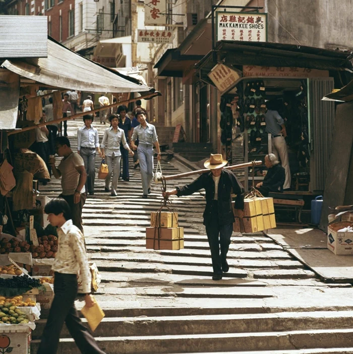 ▲ 1970년대 중반, 홍콩의 항공 뷰. 빅토리아항(Victoria Harbour)을 중심으로 아직 마천루가 드물게 보이는 도시 확장 초기의 모습이다. ▲ 1970~1980년대, 빅토리아항 페리(Victoria Harbour Ferry)에서 바라본 홍콩의 모습. 15층 내외의 빌딩들이 현재의 초고층 스카이라인과 대비되는 모습이다. ▲ 1970년대, 구불구불한 산악도로를 달리는 차량. 1970년대 홍콩의 지형적 특성을 보여주고 있다. ▲ 1970년대, 홍콩 샤틴 플로팅 레스토랑(Sha Tin Floating Restaurant). 싱문 강 위에 정박해서 화려하게 불을 밝히던 이곳은 오랫동안 샤틴의 랜드마크였으나 재개발로 인해 강제로 현재 위치로 이전하였으며 2018년 부터 '클럽원 리베이라(ClubONE Riviera)'라는 상호로 변경하였다. ▲ 1980년대, 헤네시 로드(Hennessy Road, 軒尼詩道). 영국 총독 존 포프 헤네시(John Pope-Hennessy)의 이름을 딴 1.86km 길이의 이 도로는 2014년 시위현장이자 영화 '크로싱 헤네시(Crossing Hennessy, 2009)'의 배경이기도 하다. ▲ 1980년대, 네온사인으로 물든 홍콩의 밤거리. 할리우드 로드(Hollywood Road) 인근에서 촬영된 이 네온 간판들은 상업도시로 눈부시게 발전하던 홍콩의 활력을 상징한다. ▲ 1973년, 포팅거 스트리트(Pottinger Street, 砵典乍街)에서 짐을 나르는 인부. 300m 화강암 계단으로 1858년 홍콩의 초대 총독인 헨리 포팅거(Henry Pottinger)의 이름을 따서 명명된 이곳은 현재는 관광명소로 변모하였다. ▲ 1988년, 침사추이(Tsim Sha Tsui, 尖沙咀)의 비내리는 풍경. 중앙에 익숙한 한글로 '삼오정'이라는 한식당 간판이 보인다. ▲ 1986년, 웨스턴 스트리트(Western Street)의 전통 인력거. 교통수단이 아니라 관광용으로 이 시기 홍콩은 이미 세계적인 관광지였다. ▲ 1970~1980년대, 신문과 잡지 가판대 옆에서 부모를 대신해 자리를 지키는 것으로 보이는 아이가 식사를 하고 있다. ▲ 1970년대, 아파트 발코니의 풍경. 고밀도 주거문화가 시작되던 주택가의 풍경을 보여주고 있다. ▲ 홍콩 카이탁 공항(Kai Tak Airport, 啟德機場)의 활주로. 이 공항은 1998년에 폐쇄되었으며, 위험한 착륙과정 때문에 '세계 10대 위험공항'에 단골로 선정되었다. ▲ 침사추이 인근의 전자제품 매장. 간판 중에 '한강백화점'이 보인다. ▲ 어지러운 간판과 노점상으로 가득한 골목. 1980년대 홍콩의 카오스 미학을 보여주는 장면이다. ▲ 퀸즈 로드 센트럴(Queen's Road Central)을 지나가는 2층 트램. 영국인들에 의해 건설된 홍콩 최초의 도로인 '퀸즈 로드(Queen's Road)' 구간 중 하나로 중국어 명칭 '황후대도(皇后大道)'에는 여왕(Queen)을 황후(皇后)로 오역한 역사적 실수가 담겨 있다. ▲ 1970~1980년대, 노점이 늘어선 홍콩의 거리. ▲ 1970~1980년대, 광고로 랩핑된 2층 버스. 영국 식민지 시대의 유산으로 지금도 운행 중이다. ▲ 1970~1980년대, 노천에서 고기를 처리하는 정육점. 현대적 위생시설 도입 전의 전통적 유통 방식을 보여주고 있다. ▲ 1980년, 노스 포인트 트램(North Point Tram)과 2층 버스가 교차하고 있다. ▲ 1982년, 홍콩 상하이 스트리트(Shanghai Street)의 전통 찻집. ▲ 1978년, 생선 장수와 가정주부들로 북적이는 타이위엔 스트리트(Tai Yuen Street). 북적이는 인파와 화려한 간판, 고밀도의 주택과 화분이 놓여 있는 발코니가 어우러진 모습은 이 시기 홍콩의 풍경을 압축해서 보여주고 있다. 13