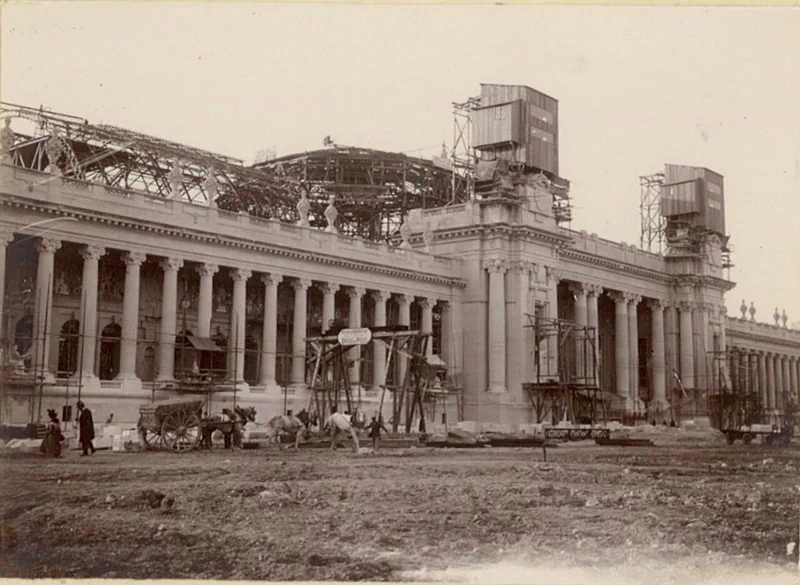 1900년, 파리에서 개최된 만국박람회(Exposition universelle)는 새로운 세기를 맞이하는 기념비적인 행사였다. 이 박람회를 위해 건설된 웅장한 건축물들과 그 건설과정을 담은 자료들을 통해 당시의 건축 기술과 문화적 성취를 엿볼 수 있다. ▲ 우뚝 솟은 에펠탑과 박람회장 전경. 우측에 희미하게 보이는 '그랑 루 드 파리(The Grande Roue de Paris)' 라는 이름의 관람차는 96m 높이로 당시 세계에서 가장 높은 관람차였다. ▲ 1900년 파리 만국박람회가 열린 마르스 광장(Champ de Mars)에 있는 주요 전시장 건물의 돔을 공사하는 모습. 거대한 돔의 철골 구조물과 그 위에 설치된 철제 비계를 볼 수 있다. ▲ 파리 만국박람회 마르스 광장에 세워진 '빛의 궁전(Palais Lumineux)' 건물의 공사 장면. 건물 정면의 간판에 'PALAIS LUMINEUX PONSIN'이라는 글자가 보인다. ▲ 에펠탑 1층 전망대에서 바라본 마르스 광장. 사진 왼쪽에는 전시장 철골 구조물들이 드러나 있고, 멀리 파리 시내 전경이 보인다. ▲ 기계 궁전(Palais des machine) 내부의 공사 장면. 거대한 돔 형태의 천장과 복잡한 철제 비계가 내부에 설치되어 있다. ▲ 기계 궁전(Palais des machine) 내부의 또 다른 공사 장면. 돔형 천장 내부에 가설 비계가 설치되어 있다. 이곳은 원래 1889년 파리 박람회(1889 Exposition Universelle)를 위해 지어졌으나, 1900년 박람회에서는 농업 및 식량 궁전(Palais de l'Agriculture et des Aliments)으로 재사용되었다. ▲ 그랑 팔레(Grand Palais)의 입구 부분 공사 현장. ▲ 그랑 팔레(Grand Palais) 내부의 건설 장면. 내부에 거대한 돔형 천장과 철제 비계가 설치되어 있으며, 여러 명의 작업자가 출입하고 있다. ▲ 공사 중인 그랑 팔레(Grand Palais) 외부 전경. ▲ 그랑 팔레(Grand Palais) 건물의 다른 외관 공사 장면. 우측으로 돌계단과 기둥이 보이고, 좌측으로는 대리석 입구가 보인다. ▲ 그랑 팔레(Grand Palais) 건물 측면의 공사 모습. 이곳은 전시장, 박물관, 군사본부, 올림픽 경기장 등 다양한 모습으로 변모하면서 현재까지 역사 기념물로 남아있다. ▲ 에펠탑 전망대에서 바라본 파리 시내 전경. 박람회장 건물과 멀리 센강이 보인다. ▲ 센강에서 바라 본 그랑 팔레(Grand Palais) 건설 모습. ▲ 건설을 시작한 프티 팔레(Petit Palais) 건물. 현재는 파리 시립미술관(Musée des beaux-arts de la ville de Paris)으로 운영되며 남아있다. ▲ 센강에서 바라본 박람회장 대형 건물의 공사 장면. ▲ 파리 콩코드 광장에 위치한 포르테 기념비(Porte Monumentale)가 건축되는 모습. 박람회장의 입구로 사용하기 위해 임시로 지어졌으며 박람회가 끝나자마자 철거되었다. 거리에는 자동차 보다는 말이 끄는 수레가 보이는 시대이다. ▲ 전기 궁전(The Palace of Electricity) 건설 모습. 박람회를 위해 시간 당 200,000kg의 기름으로 전력을 생산하여 밤늦게까지 조명을 밝혔다. ▲ 이탈리아관(Pavillon de l'Italie) 건설 현장. ▲ 전시장 내부로 추정되는 공사현장. ▲ 정장을 입은 사람들이 공사현장으로 보이는 철제 구조물 밑을 이동하며 참관하고 있다. ▲ 대화를 나누며 이동하는 참관인들. 당시의 옷차림과 남성들의 필수품이었던 모자가 눈에 띈다. ▲ 알렉상드르 3세 다리(Pont Alexandre-III)의 건설 현장. 1894년에 사망한 러시아 알렉산드르 3세(Alexander III of Russia)의 이름을 따서 명명되었으며, 프랑스와 러시아의 동맹을 기념하는 것이기도 했다. ▲ 알렉상드르 3세 다리(Pont Alexandre-III)의 상판. ▲ 알렉상드르 3세 다리(Pont Alexandre-III)의 교각. 다리의 기초석은 알렉산드르 3세의 아들인 니콜라이 2세(Nicholas II)에 의해 1896년에 세워졌다. ▲ 알렉상드르 3세 다리(Pont Alexandre-III)의 아치 부분. ▲ 센강 위에 건설된 알렉상드르 3세 다리(Pont Alexandre-III)의 모습. 러시아 상트페테르부르크의 네바강에 비슷한 다리인 트리니티 다리(Тро́ицкий мост / Trinity Bridge)가 프랑스-러시아 동맹을 기념하여 1903년에 완공되었다. ▲ 알렉상드르 3세 다리(Pont Alexandre-III) 끝에 17m 높이의 기둥이 세워지고 있다. 이 기둥 위에는 금동 재질로 만들어진 명예의 조각상이 설치될 예정이었다. ▲ 완성된 알렉상드르 3세 다리(Pont Alexandre-III)의 조각상. ▲ 'Le Vieux Paris(옛 파리)'라는 이름의 전시관 모습. 삽화가 알베르 로비다(Albert Robida, 1848~1926)의 아이디어로 만들어진 곳으로, 중세부터 18세기까지의 파리를 재현한 거리에는 당시 의상을 갖춰 입은 공연자와 음악가들이 상주하고 있었다. ▲ 에펠탑과 박람회장 주변을 함께 담은 사진. 19