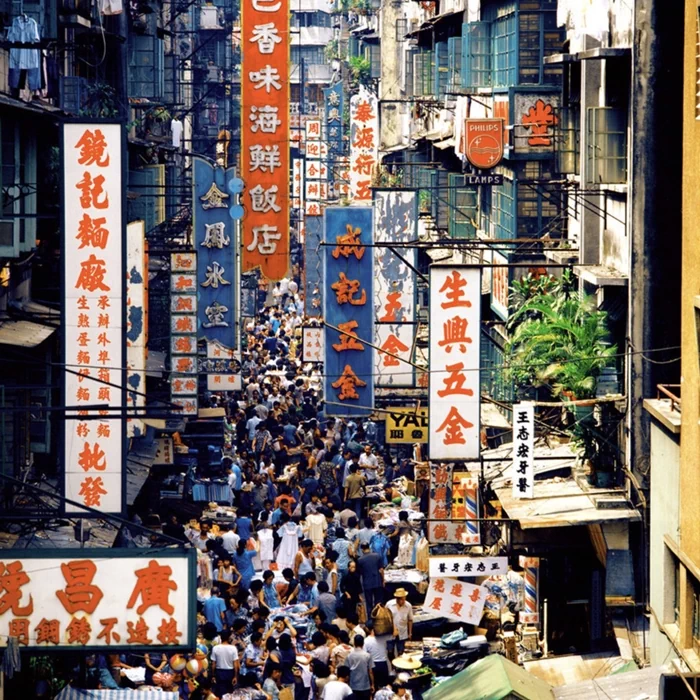 ▲ 1970년대 중반, 홍콩의 항공 뷰. 빅토리아항(Victoria Harbour)을 중심으로 아직 마천루가 드물게 보이는 도시 확장 초기의 모습이다. ▲ 1970~1980년대, 빅토리아항 페리(Victoria Harbour Ferry)에서 바라본 홍콩의 모습. 15층 내외의 빌딩들이 현재의 초고층 스카이라인과 대비되는 모습이다. ▲ 1970년대, 구불구불한 산악도로를 달리는 차량. 1970년대 홍콩의 지형적 특성을 보여주고 있다. ▲ 1970년대, 홍콩 샤틴 플로팅 레스토랑(Sha Tin Floating Restaurant). 싱문 강 위에 정박해서 화려하게 불을 밝히던 이곳은 오랫동안 샤틴의 랜드마크였으나 재개발로 인해 강제로 현재 위치로 이전하였으며 2018년 부터 '클럽원 리베이라(ClubONE Riviera)'라는 상호로 변경하였다. ▲ 1980년대, 헤네시 로드(Hennessy Road, 軒尼詩道). 영국 총독 존 포프 헤네시(John Pope-Hennessy)의 이름을 딴 1.86km 길이의 이 도로는 2014년 시위현장이자 영화 '크로싱 헤네시(Crossing Hennessy, 2009)'의 배경이기도 하다. ▲ 1980년대, 네온사인으로 물든 홍콩의 밤거리. 할리우드 로드(Hollywood Road) 인근에서 촬영된 이 네온 간판들은 상업도시로 눈부시게 발전하던 홍콩의 활력을 상징한다. ▲ 1973년, 포팅거 스트리트(Pottinger Street, 砵典乍街)에서 짐을 나르는 인부. 300m 화강암 계단으로 1858년 홍콩의 초대 총독인 헨리 포팅거(Henry Pottinger)의 이름을 따서 명명된 이곳은 현재는 관광명소로 변모하였다. ▲ 1988년, 침사추이(Tsim Sha Tsui, 尖沙咀)의 비내리는 풍경. 중앙에 익숙한 한글로 '삼오정'이라는 한식당 간판이 보인다. ▲ 1986년, 웨스턴 스트리트(Western Street)의 전통 인력거. 교통수단이 아니라 관광용으로 이 시기 홍콩은 이미 세계적인 관광지였다. ▲ 1970~1980년대, 신문과 잡지 가판대 옆에서 부모를 대신해 자리를 지키는 것으로 보이는 아이가 식사를 하고 있다. ▲ 1970년대, 아파트 발코니의 풍경. 고밀도 주거문화가 시작되던 주택가의 풍경을 보여주고 있다. ▲ 홍콩 카이탁 공항(Kai Tak Airport, 啟德機場)의 활주로. 이 공항은 1998년에 폐쇄되었으며, 위험한 착륙과정 때문에 '세계 10대 위험공항'에 단골로 선정되었다. ▲ 침사추이 인근의 전자제품 매장. 간판 중에 '한강백화점'이 보인다. ▲ 어지러운 간판과 노점상으로 가득한 골목. 1980년대 홍콩의 카오스 미학을 보여주는 장면이다. ▲ 퀸즈 로드 센트럴(Queen's Road Central)을 지나가는 2층 트램. 영국인들에 의해 건설된 홍콩 최초의 도로인 '퀸즈 로드(Queen's Road)' 구간 중 하나로 중국어 명칭 '황후대도(皇后大道)'에는 여왕(Queen)을 황후(皇后)로 오역한 역사적 실수가 담겨 있다. ▲ 1970~1980년대, 노점이 늘어선 홍콩의 거리. ▲ 1970~1980년대, 광고로 랩핑된 2층 버스. 영국 식민지 시대의 유산으로 지금도 운행 중이다. ▲ 1970~1980년대, 노천에서 고기를 처리하는 정육점. 현대적 위생시설 도입 전의 전통적 유통 방식을 보여주고 있다. ▲ 1980년, 노스 포인트 트램(North Point Tram)과 2층 버스가 교차하고 있다. ▲ 1982년, 홍콩 상하이 스트리트(Shanghai Street)의 전통 찻집. ▲ 1978년, 생선 장수와 가정주부들로 북적이는 타이위엔 스트리트(Tai Yuen Street). 북적이는 인파와 화려한 간판, 고밀도의 주택과 화분이 놓여 있는 발코니가 어우러진 모습은 이 시기 홍콩의 풍경을 압축해서 보여주고 있다. 41