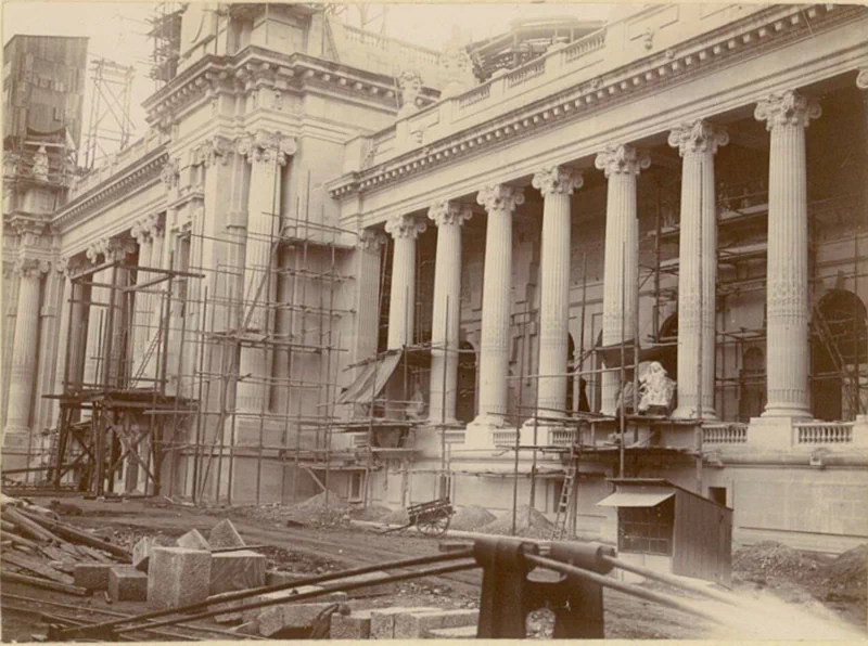 1900년, 파리에서 개최된 만국박람회(Exposition universelle)는 새로운 세기를 맞이하는 기념비적인 행사였다. 이 박람회를 위해 건설된 웅장한 건축물들과 그 건설과정을 담은 자료들을 통해 당시의 건축 기술과 문화적 성취를 엿볼 수 있다. ▲ 우뚝 솟은 에펠탑과 박람회장 전경. 우측에 희미하게 보이는 '그랑 루 드 파리(The Grande Roue de Paris)' 라는 이름의 관람차는 96m 높이로 당시 세계에서 가장 높은 관람차였다. ▲ 1900년 파리 만국박람회가 열린 마르스 광장(Champ de Mars)에 있는 주요 전시장 건물의 돔을 공사하는 모습. 거대한 돔의 철골 구조물과 그 위에 설치된 철제 비계를 볼 수 있다. ▲ 파리 만국박람회 마르스 광장에 세워진 '빛의 궁전(Palais Lumineux)' 건물의 공사 장면. 건물 정면의 간판에 'PALAIS LUMINEUX PONSIN'이라는 글자가 보인다. ▲ 에펠탑 1층 전망대에서 바라본 마르스 광장. 사진 왼쪽에는 전시장 철골 구조물들이 드러나 있고, 멀리 파리 시내 전경이 보인다. ▲ 기계 궁전(Palais des machine) 내부의 공사 장면. 거대한 돔 형태의 천장과 복잡한 철제 비계가 내부에 설치되어 있다. ▲ 기계 궁전(Palais des machine) 내부의 또 다른 공사 장면. 돔형 천장 내부에 가설 비계가 설치되어 있다. 이곳은 원래 1889년 파리 박람회(1889 Exposition Universelle)를 위해 지어졌으나, 1900년 박람회에서는 농업 및 식량 궁전(Palais de l'Agriculture et des Aliments)으로 재사용되었다. ▲ 그랑 팔레(Grand Palais)의 입구 부분 공사 현장. ▲ 그랑 팔레(Grand Palais) 내부의 건설 장면. 내부에 거대한 돔형 천장과 철제 비계가 설치되어 있으며, 여러 명의 작업자가 출입하고 있다. ▲ 공사 중인 그랑 팔레(Grand Palais) 외부 전경. ▲ 그랑 팔레(Grand Palais) 건물의 다른 외관 공사 장면. 우측으로 돌계단과 기둥이 보이고, 좌측으로는 대리석 입구가 보인다. ▲ 그랑 팔레(Grand Palais) 건물 측면의 공사 모습. 이곳은 전시장, 박물관, 군사본부, 올림픽 경기장 등 다양한 모습으로 변모하면서 현재까지 역사 기념물로 남아있다. ▲ 에펠탑 전망대에서 바라본 파리 시내 전경. 박람회장 건물과 멀리 센강이 보인다. ▲ 센강에서 바라 본 그랑 팔레(Grand Palais) 건설 모습. ▲ 건설을 시작한 프티 팔레(Petit Palais) 건물. 현재는 파리 시립미술관(Musée des beaux-arts de la ville de Paris)으로 운영되며 남아있다. ▲ 센강에서 바라본 박람회장 대형 건물의 공사 장면. ▲ 파리 콩코드 광장에 위치한 포르테 기념비(Porte Monumentale)가 건축되는 모습. 박람회장의 입구로 사용하기 위해 임시로 지어졌으며 박람회가 끝나자마자 철거되었다. 거리에는 자동차 보다는 말이 끄는 수레가 보이는 시대이다. ▲ 전기 궁전(The Palace of Electricity) 건설 모습. 박람회를 위해 시간 당 200,000kg의 기름으로 전력을 생산하여 밤늦게까지 조명을 밝혔다. ▲ 이탈리아관(Pavillon de l'Italie) 건설 현장. ▲ 전시장 내부로 추정되는 공사현장. ▲ 정장을 입은 사람들이 공사현장으로 보이는 철제 구조물 밑을 이동하며 참관하고 있다. ▲ 대화를 나누며 이동하는 참관인들. 당시의 옷차림과 남성들의 필수품이었던 모자가 눈에 띈다. ▲ 알렉상드르 3세 다리(Pont Alexandre-III)의 건설 현장. 1894년에 사망한 러시아 알렉산드르 3세(Alexander III of Russia)의 이름을 따서 명명되었으며, 프랑스와 러시아의 동맹을 기념하는 것이기도 했다. ▲ 알렉상드르 3세 다리(Pont Alexandre-III)의 상판. ▲ 알렉상드르 3세 다리(Pont Alexandre-III)의 교각. 다리의 기초석은 알렉산드르 3세의 아들인 니콜라이 2세(Nicholas II)에 의해 1896년에 세워졌다. ▲ 알렉상드르 3세 다리(Pont Alexandre-III)의 아치 부분. ▲ 센강 위에 건설된 알렉상드르 3세 다리(Pont Alexandre-III)의 모습. 러시아 상트페테르부르크의 네바강에 비슷한 다리인 트리니티 다리(Тро́ицкий мост / Trinity Bridge)가 프랑스-러시아 동맹을 기념하여 1903년에 완공되었다. ▲ 알렉상드르 3세 다리(Pont Alexandre-III) 끝에 17m 높이의 기둥이 세워지고 있다. 이 기둥 위에는 금동 재질로 만들어진 명예의 조각상이 설치될 예정이었다. ▲ 완성된 알렉상드르 3세 다리(Pont Alexandre-III)의 조각상. ▲ 'Le Vieux Paris(옛 파리)'라는 이름의 전시관 모습. 삽화가 알베르 로비다(Albert Robida, 1848~1926)의 아이디어로 만들어진 곳으로, 중세부터 18세기까지의 파리를 재현한 거리에는 당시 의상을 갖춰 입은 공연자와 음악가들이 상주하고 있었다. ▲ 에펠탑과 박람회장 주변을 함께 담은 사진. 21