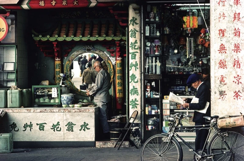 ▲ 1970년대 중반, 홍콩의 항공 뷰. 빅토리아항(Victoria Harbour)을 중심으로 아직 마천루가 드물게 보이는 도시 확장 초기의 모습이다. ▲ 1970~1980년대, 빅토리아항 페리(Victoria Harbour Ferry)에서 바라본 홍콩의 모습. 15층 내외의 빌딩들이 현재의 초고층 스카이라인과 대비되는 모습이다. ▲ 1970년대, 구불구불한 산악도로를 달리는 차량. 1970년대 홍콩의 지형적 특성을 보여주고 있다. ▲ 1970년대, 홍콩 샤틴 플로팅 레스토랑(Sha Tin Floating Restaurant). 싱문 강 위에 정박해서 화려하게 불을 밝히던 이곳은 오랫동안 샤틴의 랜드마크였으나 재개발로 인해 강제로 현재 위치로 이전하였으며 2018년 부터 '클럽원 리베이라(ClubONE Riviera)'라는 상호로 변경하였다. ▲ 1980년대, 헤네시 로드(Hennessy Road, 軒尼詩道). 영국 총독 존 포프 헤네시(John Pope-Hennessy)의 이름을 딴 1.86km 길이의 이 도로는 2014년 시위현장이자 영화 '크로싱 헤네시(Crossing Hennessy, 2009)'의 배경이기도 하다. ▲ 1980년대, 네온사인으로 물든 홍콩의 밤거리. 할리우드 로드(Hollywood Road) 인근에서 촬영된 이 네온 간판들은 상업도시로 눈부시게 발전하던 홍콩의 활력을 상징한다. ▲ 1973년, 포팅거 스트리트(Pottinger Street, 砵典乍街)에서 짐을 나르는 인부. 300m 화강암 계단으로 1858년 홍콩의 초대 총독인 헨리 포팅거(Henry Pottinger)의 이름을 따서 명명된 이곳은 현재는 관광명소로 변모하였다. ▲ 1988년, 침사추이(Tsim Sha Tsui, 尖沙咀)의 비내리는 풍경. 중앙에 익숙한 한글로 '삼오정'이라는 한식당 간판이 보인다. ▲ 1986년, 웨스턴 스트리트(Western Street)의 전통 인력거. 교통수단이 아니라 관광용으로 이 시기 홍콩은 이미 세계적인 관광지였다. ▲ 1970~1980년대, 신문과 잡지 가판대 옆에서 부모를 대신해 자리를 지키는 것으로 보이는 아이가 식사를 하고 있다. ▲ 1970년대, 아파트 발코니의 풍경. 고밀도 주거문화가 시작되던 주택가의 풍경을 보여주고 있다. ▲ 홍콩 카이탁 공항(Kai Tak Airport, 啟德機場)의 활주로. 이 공항은 1998년에 폐쇄되었으며, 위험한 착륙과정 때문에 '세계 10대 위험공항'에 단골로 선정되었다. ▲ 침사추이 인근의 전자제품 매장. 간판 중에 '한강백화점'이 보인다. ▲ 어지러운 간판과 노점상으로 가득한 골목. 1980년대 홍콩의 카오스 미학을 보여주는 장면이다. ▲ 퀸즈 로드 센트럴(Queen's Road Central)을 지나가는 2층 트램. 영국인들에 의해 건설된 홍콩 최초의 도로인 '퀸즈 로드(Queen's Road)' 구간 중 하나로 중국어 명칭 '황후대도(皇后大道)'에는 여왕(Queen)을 황후(皇后)로 오역한 역사적 실수가 담겨 있다. ▲ 1970~1980년대, 노점이 늘어선 홍콩의 거리. ▲ 1970~1980년대, 광고로 랩핑된 2층 버스. 영국 식민지 시대의 유산으로 지금도 운행 중이다. ▲ 1970~1980년대, 노천에서 고기를 처리하는 정육점. 현대적 위생시설 도입 전의 전통적 유통 방식을 보여주고 있다. ▲ 1980년, 노스 포인트 트램(North Point Tram)과 2층 버스가 교차하고 있다. ▲ 1982년, 홍콩 상하이 스트리트(Shanghai Street)의 전통 찻집. ▲ 1978년, 생선 장수와 가정주부들로 북적이는 타이위엔 스트리트(Tai Yuen Street). 북적이는 인파와 화려한 간판, 고밀도의 주택과 화분이 놓여 있는 발코니가 어우러진 모습은 이 시기 홍콩의 풍경을 압축해서 보여주고 있다. 39