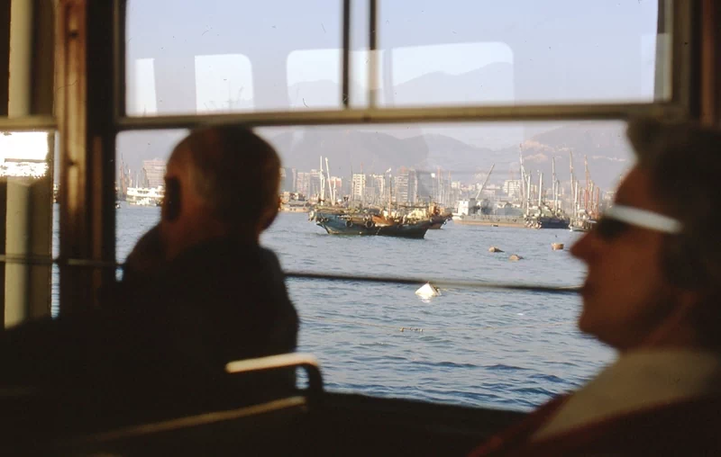 ▲ 1970년대 중반, 홍콩의 항공 뷰. 빅토리아항(Victoria Harbour)을 중심으로 아직 마천루가 드물게 보이는 도시 확장 초기의 모습이다. ▲ 1970~1980년대, 빅토리아항 페리(Victoria Harbour Ferry)에서 바라본 홍콩의 모습. 15층 내외의 빌딩들이 현재의 초고층 스카이라인과 대비되는 모습이다. ▲ 1970년대, 구불구불한 산악도로를 달리는 차량. 1970년대 홍콩의 지형적 특성을 보여주고 있다. ▲ 1970년대, 홍콩 샤틴 플로팅 레스토랑(Sha Tin Floating Restaurant). 싱문 강 위에 정박해서 화려하게 불을 밝히던 이곳은 오랫동안 샤틴의 랜드마크였으나 재개발로 인해 강제로 현재 위치로 이전하였으며 2018년 부터 '클럽원 리베이라(ClubONE Riviera)'라는 상호로 변경하였다. ▲ 1980년대, 헤네시 로드(Hennessy Road, 軒尼詩道). 영국 총독 존 포프 헤네시(John Pope-Hennessy)의 이름을 딴 1.86km 길이의 이 도로는 2014년 시위현장이자 영화 '크로싱 헤네시(Crossing Hennessy, 2009)'의 배경이기도 하다. ▲ 1980년대, 네온사인으로 물든 홍콩의 밤거리. 할리우드 로드(Hollywood Road) 인근에서 촬영된 이 네온 간판들은 상업도시로 눈부시게 발전하던 홍콩의 활력을 상징한다. ▲ 1973년, 포팅거 스트리트(Pottinger Street, 砵典乍街)에서 짐을 나르는 인부. 300m 화강암 계단으로 1858년 홍콩의 초대 총독인 헨리 포팅거(Henry Pottinger)의 이름을 따서 명명된 이곳은 현재는 관광명소로 변모하였다. ▲ 1988년, 침사추이(Tsim Sha Tsui, 尖沙咀)의 비내리는 풍경. 중앙에 익숙한 한글로 '삼오정'이라는 한식당 간판이 보인다. ▲ 1986년, 웨스턴 스트리트(Western Street)의 전통 인력거. 교통수단이 아니라 관광용으로 이 시기 홍콩은 이미 세계적인 관광지였다. ▲ 1970~1980년대, 신문과 잡지 가판대 옆에서 부모를 대신해 자리를 지키는 것으로 보이는 아이가 식사를 하고 있다. ▲ 1970년대, 아파트 발코니의 풍경. 고밀도 주거문화가 시작되던 주택가의 풍경을 보여주고 있다. ▲ 홍콩 카이탁 공항(Kai Tak Airport, 啟德機場)의 활주로. 이 공항은 1998년에 폐쇄되었으며, 위험한 착륙과정 때문에 '세계 10대 위험공항'에 단골로 선정되었다. ▲ 침사추이 인근의 전자제품 매장. 간판 중에 '한강백화점'이 보인다. ▲ 어지러운 간판과 노점상으로 가득한 골목. 1980년대 홍콩의 카오스 미학을 보여주는 장면이다. ▲ 퀸즈 로드 센트럴(Queen's Road Central)을 지나가는 2층 트램. 영국인들에 의해 건설된 홍콩 최초의 도로인 '퀸즈 로드(Queen's Road)' 구간 중 하나로 중국어 명칭 '황후대도(皇后大道)'에는 여왕(Queen)을 황후(皇后)로 오역한 역사적 실수가 담겨 있다. ▲ 1970~1980년대, 노점이 늘어선 홍콩의 거리. ▲ 1970~1980년대, 광고로 랩핑된 2층 버스. 영국 식민지 시대의 유산으로 지금도 운행 중이다. ▲ 1970~1980년대, 노천에서 고기를 처리하는 정육점. 현대적 위생시설 도입 전의 전통적 유통 방식을 보여주고 있다. ▲ 1980년, 노스 포인트 트램(North Point Tram)과 2층 버스가 교차하고 있다. ▲ 1982년, 홍콩 상하이 스트리트(Shanghai Street)의 전통 찻집. ▲ 1978년, 생선 장수와 가정주부들로 북적이는 타이위엔 스트리트(Tai Yuen Street). 북적이는 인파와 화려한 간판, 고밀도의 주택과 화분이 놓여 있는 발코니가 어우러진 모습은 이 시기 홍콩의 풍경을 압축해서 보여주고 있다. 3