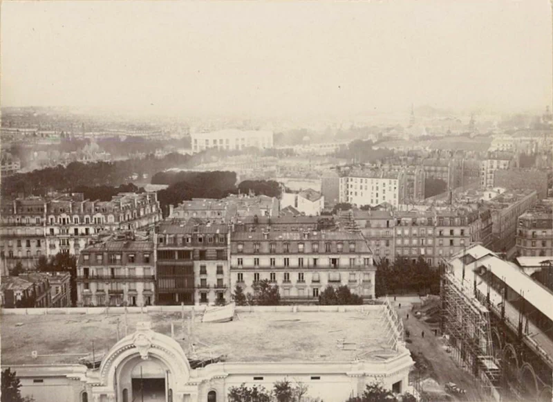 1900년, 파리에서 개최된 만국박람회(Exposition universelle)는 새로운 세기를 맞이하는 기념비적인 행사였다. 이 박람회를 위해 건설된 웅장한 건축물들과 그 건설과정을 담은 자료들을 통해 당시의 건축 기술과 문화적 성취를 엿볼 수 있다. ▲ 우뚝 솟은 에펠탑과 박람회장 전경. 우측에 희미하게 보이는 '그랑 루 드 파리(The Grande Roue de Paris)' 라는 이름의 관람차는 96m 높이로 당시 세계에서 가장 높은 관람차였다. ▲ 1900년 파리 만국박람회가 열린 마르스 광장(Champ de Mars)에 있는 주요 전시장 건물의 돔을 공사하는 모습. 거대한 돔의 철골 구조물과 그 위에 설치된 철제 비계를 볼 수 있다. ▲ 파리 만국박람회 마르스 광장에 세워진 '빛의 궁전(Palais Lumineux)' 건물의 공사 장면. 건물 정면의 간판에 'PALAIS LUMINEUX PONSIN'이라는 글자가 보인다. ▲ 에펠탑 1층 전망대에서 바라본 마르스 광장. 사진 왼쪽에는 전시장 철골 구조물들이 드러나 있고, 멀리 파리 시내 전경이 보인다. ▲ 기계 궁전(Palais des machine) 내부의 공사 장면. 거대한 돔 형태의 천장과 복잡한 철제 비계가 내부에 설치되어 있다. ▲ 기계 궁전(Palais des machine) 내부의 또 다른 공사 장면. 돔형 천장 내부에 가설 비계가 설치되어 있다. 이곳은 원래 1889년 파리 박람회(1889 Exposition Universelle)를 위해 지어졌으나, 1900년 박람회에서는 농업 및 식량 궁전(Palais de l'Agriculture et des Aliments)으로 재사용되었다. ▲ 그랑 팔레(Grand Palais)의 입구 부분 공사 현장. ▲ 그랑 팔레(Grand Palais) 내부의 건설 장면. 내부에 거대한 돔형 천장과 철제 비계가 설치되어 있으며, 여러 명의 작업자가 출입하고 있다. ▲ 공사 중인 그랑 팔레(Grand Palais) 외부 전경. ▲ 그랑 팔레(Grand Palais) 건물의 다른 외관 공사 장면. 우측으로 돌계단과 기둥이 보이고, 좌측으로는 대리석 입구가 보인다. ▲ 그랑 팔레(Grand Palais) 건물 측면의 공사 모습. 이곳은 전시장, 박물관, 군사본부, 올림픽 경기장 등 다양한 모습으로 변모하면서 현재까지 역사 기념물로 남아있다. ▲ 에펠탑 전망대에서 바라본 파리 시내 전경. 박람회장 건물과 멀리 센강이 보인다. ▲ 센강에서 바라 본 그랑 팔레(Grand Palais) 건설 모습. ▲ 건설을 시작한 프티 팔레(Petit Palais) 건물. 현재는 파리 시립미술관(Musée des beaux-arts de la ville de Paris)으로 운영되며 남아있다. ▲ 센강에서 바라본 박람회장 대형 건물의 공사 장면. ▲ 파리 콩코드 광장에 위치한 포르테 기념비(Porte Monumentale)가 건축되는 모습. 박람회장의 입구로 사용하기 위해 임시로 지어졌으며 박람회가 끝나자마자 철거되었다. 거리에는 자동차 보다는 말이 끄는 수레가 보이는 시대이다. ▲ 전기 궁전(The Palace of Electricity) 건설 모습. 박람회를 위해 시간 당 200,000kg의 기름으로 전력을 생산하여 밤늦게까지 조명을 밝혔다. ▲ 이탈리아관(Pavillon de l'Italie) 건설 현장. ▲ 전시장 내부로 추정되는 공사현장. ▲ 정장을 입은 사람들이 공사현장으로 보이는 철제 구조물 밑을 이동하며 참관하고 있다. ▲ 대화를 나누며 이동하는 참관인들. 당시의 옷차림과 남성들의 필수품이었던 모자가 눈에 띈다. ▲ 알렉상드르 3세 다리(Pont Alexandre-III)의 건설 현장. 1894년에 사망한 러시아 알렉산드르 3세(Alexander III of Russia)의 이름을 따서 명명되었으며, 프랑스와 러시아의 동맹을 기념하는 것이기도 했다. ▲ 알렉상드르 3세 다리(Pont Alexandre-III)의 상판. ▲ 알렉상드르 3세 다리(Pont Alexandre-III)의 교각. 다리의 기초석은 알렉산드르 3세의 아들인 니콜라이 2세(Nicholas II)에 의해 1896년에 세워졌다. ▲ 알렉상드르 3세 다리(Pont Alexandre-III)의 아치 부분. ▲ 센강 위에 건설된 알렉상드르 3세 다리(Pont Alexandre-III)의 모습. 러시아 상트페테르부르크의 네바강에 비슷한 다리인 트리니티 다리(Тро́ицкий мост / Trinity Bridge)가 프랑스-러시아 동맹을 기념하여 1903년에 완공되었다. ▲ 알렉상드르 3세 다리(Pont Alexandre-III) 끝에 17m 높이의 기둥이 세워지고 있다. 이 기둥 위에는 금동 재질로 만들어진 명예의 조각상이 설치될 예정이었다. ▲ 완성된 알렉상드르 3세 다리(Pont Alexandre-III)의 조각상. ▲ 'Le Vieux Paris(옛 파리)'라는 이름의 전시관 모습. 삽화가 알베르 로비다(Albert Robida, 1848~1926)의 아이디어로 만들어진 곳으로, 중세부터 18세기까지의 파리를 재현한 거리에는 당시 의상을 갖춰 입은 공연자와 음악가들이 상주하고 있었다. ▲ 에펠탑과 박람회장 주변을 함께 담은 사진. 23