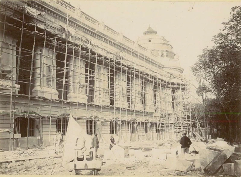 1900년, 파리에서 개최된 만국박람회(Exposition universelle)는 새로운 세기를 맞이하는 기념비적인 행사였다. 이 박람회를 위해 건설된 웅장한 건축물들과 그 건설과정을 담은 자료들을 통해 당시의 건축 기술과 문화적 성취를 엿볼 수 있다. ▲ 우뚝 솟은 에펠탑과 박람회장 전경. 우측에 희미하게 보이는 '그랑 루 드 파리(The Grande Roue de Paris)' 라는 이름의 관람차는 96m 높이로 당시 세계에서 가장 높은 관람차였다. ▲ 1900년 파리 만국박람회가 열린 마르스 광장(Champ de Mars)에 있는 주요 전시장 건물의 돔을 공사하는 모습. 거대한 돔의 철골 구조물과 그 위에 설치된 철제 비계를 볼 수 있다. ▲ 파리 만국박람회 마르스 광장에 세워진 '빛의 궁전(Palais Lumineux)' 건물의 공사 장면. 건물 정면의 간판에 'PALAIS LUMINEUX PONSIN'이라는 글자가 보인다. ▲ 에펠탑 1층 전망대에서 바라본 마르스 광장. 사진 왼쪽에는 전시장 철골 구조물들이 드러나 있고, 멀리 파리 시내 전경이 보인다. ▲ 기계 궁전(Palais des machine) 내부의 공사 장면. 거대한 돔 형태의 천장과 복잡한 철제 비계가 내부에 설치되어 있다. ▲ 기계 궁전(Palais des machine) 내부의 또 다른 공사 장면. 돔형 천장 내부에 가설 비계가 설치되어 있다. 이곳은 원래 1889년 파리 박람회(1889 Exposition Universelle)를 위해 지어졌으나, 1900년 박람회에서는 농업 및 식량 궁전(Palais de l'Agriculture et des Aliments)으로 재사용되었다. ▲ 그랑 팔레(Grand Palais)의 입구 부분 공사 현장. ▲ 그랑 팔레(Grand Palais) 내부의 건설 장면. 내부에 거대한 돔형 천장과 철제 비계가 설치되어 있으며, 여러 명의 작업자가 출입하고 있다. ▲ 공사 중인 그랑 팔레(Grand Palais) 외부 전경. ▲ 그랑 팔레(Grand Palais) 건물의 다른 외관 공사 장면. 우측으로 돌계단과 기둥이 보이고, 좌측으로는 대리석 입구가 보인다. ▲ 그랑 팔레(Grand Palais) 건물 측면의 공사 모습. 이곳은 전시장, 박물관, 군사본부, 올림픽 경기장 등 다양한 모습으로 변모하면서 현재까지 역사 기념물로 남아있다. ▲ 에펠탑 전망대에서 바라본 파리 시내 전경. 박람회장 건물과 멀리 센강이 보인다. ▲ 센강에서 바라 본 그랑 팔레(Grand Palais) 건설 모습. ▲ 건설을 시작한 프티 팔레(Petit Palais) 건물. 현재는 파리 시립미술관(Musée des beaux-arts de la ville de Paris)으로 운영되며 남아있다. ▲ 센강에서 바라본 박람회장 대형 건물의 공사 장면. ▲ 파리 콩코드 광장에 위치한 포르테 기념비(Porte Monumentale)가 건축되는 모습. 박람회장의 입구로 사용하기 위해 임시로 지어졌으며 박람회가 끝나자마자 철거되었다. 거리에는 자동차 보다는 말이 끄는 수레가 보이는 시대이다. ▲ 전기 궁전(The Palace of Electricity) 건설 모습. 박람회를 위해 시간 당 200,000kg의 기름으로 전력을 생산하여 밤늦게까지 조명을 밝혔다. ▲ 이탈리아관(Pavillon de l'Italie) 건설 현장. ▲ 전시장 내부로 추정되는 공사현장. ▲ 정장을 입은 사람들이 공사현장으로 보이는 철제 구조물 밑을 이동하며 참관하고 있다. ▲ 대화를 나누며 이동하는 참관인들. 당시의 옷차림과 남성들의 필수품이었던 모자가 눈에 띈다. ▲ 알렉상드르 3세 다리(Pont Alexandre-III)의 건설 현장. 1894년에 사망한 러시아 알렉산드르 3세(Alexander III of Russia)의 이름을 따서 명명되었으며, 프랑스와 러시아의 동맹을 기념하는 것이기도 했다. ▲ 알렉상드르 3세 다리(Pont Alexandre-III)의 상판. ▲ 알렉상드르 3세 다리(Pont Alexandre-III)의 교각. 다리의 기초석은 알렉산드르 3세의 아들인 니콜라이 2세(Nicholas II)에 의해 1896년에 세워졌다. ▲ 알렉상드르 3세 다리(Pont Alexandre-III)의 아치 부분. ▲ 센강 위에 건설된 알렉상드르 3세 다리(Pont Alexandre-III)의 모습. 러시아 상트페테르부르크의 네바강에 비슷한 다리인 트리니티 다리(Тро́ицкий мост / Trinity Bridge)가 프랑스-러시아 동맹을 기념하여 1903년에 완공되었다. ▲ 알렉상드르 3세 다리(Pont Alexandre-III) 끝에 17m 높이의 기둥이 세워지고 있다. 이 기둥 위에는 금동 재질로 만들어진 명예의 조각상이 설치될 예정이었다. ▲ 완성된 알렉상드르 3세 다리(Pont Alexandre-III)의 조각상. ▲ 'Le Vieux Paris(옛 파리)'라는 이름의 전시관 모습. 삽화가 알베르 로비다(Albert Robida, 1848~1926)의 아이디어로 만들어진 곳으로, 중세부터 18세기까지의 파리를 재현한 거리에는 당시 의상을 갖춰 입은 공연자와 음악가들이 상주하고 있었다. ▲ 에펠탑과 박람회장 주변을 함께 담은 사진. 25