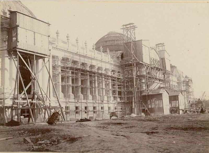 1900년, 파리에서 개최된 만국박람회(Exposition universelle)는 새로운 세기를 맞이하는 기념비적인 행사였다. 이 박람회를 위해 건설된 웅장한 건축물들과 그 건설과정을 담은 자료들을 통해 당시의 건축 기술과 문화적 성취를 엿볼 수 있다. ▲ 우뚝 솟은 에펠탑과 박람회장 전경. 우측에 희미하게 보이는 '그랑 루 드 파리(The Grande Roue de Paris)' 라는 이름의 관람차는 96m 높이로 당시 세계에서 가장 높은 관람차였다. ▲ 1900년 파리 만국박람회가 열린 마르스 광장(Champ de Mars)에 있는 주요 전시장 건물의 돔을 공사하는 모습. 거대한 돔의 철골 구조물과 그 위에 설치된 철제 비계를 볼 수 있다. ▲ 파리 만국박람회 마르스 광장에 세워진 '빛의 궁전(Palais Lumineux)' 건물의 공사 장면. 건물 정면의 간판에 'PALAIS LUMINEUX PONSIN'이라는 글자가 보인다. ▲ 에펠탑 1층 전망대에서 바라본 마르스 광장. 사진 왼쪽에는 전시장 철골 구조물들이 드러나 있고, 멀리 파리 시내 전경이 보인다. ▲ 기계 궁전(Palais des machine) 내부의 공사 장면. 거대한 돔 형태의 천장과 복잡한 철제 비계가 내부에 설치되어 있다. ▲ 기계 궁전(Palais des machine) 내부의 또 다른 공사 장면. 돔형 천장 내부에 가설 비계가 설치되어 있다. 이곳은 원래 1889년 파리 박람회(1889 Exposition Universelle)를 위해 지어졌으나, 1900년 박람회에서는 농업 및 식량 궁전(Palais de l'Agriculture et des Aliments)으로 재사용되었다. ▲ 그랑 팔레(Grand Palais)의 입구 부분 공사 현장. ▲ 그랑 팔레(Grand Palais) 내부의 건설 장면. 내부에 거대한 돔형 천장과 철제 비계가 설치되어 있으며, 여러 명의 작업자가 출입하고 있다. ▲ 공사 중인 그랑 팔레(Grand Palais) 외부 전경. ▲ 그랑 팔레(Grand Palais) 건물의 다른 외관 공사 장면. 우측으로 돌계단과 기둥이 보이고, 좌측으로는 대리석 입구가 보인다. ▲ 그랑 팔레(Grand Palais) 건물 측면의 공사 모습. 이곳은 전시장, 박물관, 군사본부, 올림픽 경기장 등 다양한 모습으로 변모하면서 현재까지 역사 기념물로 남아있다. ▲ 에펠탑 전망대에서 바라본 파리 시내 전경. 박람회장 건물과 멀리 센강이 보인다. ▲ 센강에서 바라 본 그랑 팔레(Grand Palais) 건설 모습. ▲ 건설을 시작한 프티 팔레(Petit Palais) 건물. 현재는 파리 시립미술관(Musée des beaux-arts de la ville de Paris)으로 운영되며 남아있다. ▲ 센강에서 바라본 박람회장 대형 건물의 공사 장면. ▲ 파리 콩코드 광장에 위치한 포르테 기념비(Porte Monumentale)가 건축되는 모습. 박람회장의 입구로 사용하기 위해 임시로 지어졌으며 박람회가 끝나자마자 철거되었다. 거리에는 자동차 보다는 말이 끄는 수레가 보이는 시대이다. ▲ 전기 궁전(The Palace of Electricity) 건설 모습. 박람회를 위해 시간 당 200,000kg의 기름으로 전력을 생산하여 밤늦게까지 조명을 밝혔다. ▲ 이탈리아관(Pavillon de l'Italie) 건설 현장. ▲ 전시장 내부로 추정되는 공사현장. ▲ 정장을 입은 사람들이 공사현장으로 보이는 철제 구조물 밑을 이동하며 참관하고 있다. ▲ 대화를 나누며 이동하는 참관인들. 당시의 옷차림과 남성들의 필수품이었던 모자가 눈에 띈다. ▲ 알렉상드르 3세 다리(Pont Alexandre-III)의 건설 현장. 1894년에 사망한 러시아 알렉산드르 3세(Alexander III of Russia)의 이름을 따서 명명되었으며, 프랑스와 러시아의 동맹을 기념하는 것이기도 했다. ▲ 알렉상드르 3세 다리(Pont Alexandre-III)의 상판. ▲ 알렉상드르 3세 다리(Pont Alexandre-III)의 교각. 다리의 기초석은 알렉산드르 3세의 아들인 니콜라이 2세(Nicholas II)에 의해 1896년에 세워졌다. ▲ 알렉상드르 3세 다리(Pont Alexandre-III)의 아치 부분. ▲ 센강 위에 건설된 알렉상드르 3세 다리(Pont Alexandre-III)의 모습. 러시아 상트페테르부르크의 네바강에 비슷한 다리인 트리니티 다리(Тро́ицкий мост / Trinity Bridge)가 프랑스-러시아 동맹을 기념하여 1903년에 완공되었다. ▲ 알렉상드르 3세 다리(Pont Alexandre-III) 끝에 17m 높이의 기둥이 세워지고 있다. 이 기둥 위에는 금동 재질로 만들어진 명예의 조각상이 설치될 예정이었다. ▲ 완성된 알렉상드르 3세 다리(Pont Alexandre-III)의 조각상. ▲ 'Le Vieux Paris(옛 파리)'라는 이름의 전시관 모습. 삽화가 알베르 로비다(Albert Robida, 1848~1926)의 아이디어로 만들어진 곳으로, 중세부터 18세기까지의 파리를 재현한 거리에는 당시 의상을 갖춰 입은 공연자와 음악가들이 상주하고 있었다. ▲ 에펠탑과 박람회장 주변을 함께 담은 사진. 27