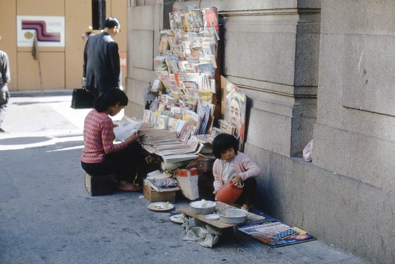 ▲ 1970년대 중반, 홍콩의 항공 뷰. 빅토리아항(Victoria Harbour)을 중심으로 아직 마천루가 드물게 보이는 도시 확장 초기의 모습이다. ▲ 1970~1980년대, 빅토리아항 페리(Victoria Harbour Ferry)에서 바라본 홍콩의 모습. 15층 내외의 빌딩들이 현재의 초고층 스카이라인과 대비되는 모습이다. ▲ 1970년대, 구불구불한 산악도로를 달리는 차량. 1970년대 홍콩의 지형적 특성을 보여주고 있다. ▲ 1970년대, 홍콩 샤틴 플로팅 레스토랑(Sha Tin Floating Restaurant). 싱문 강 위에 정박해서 화려하게 불을 밝히던 이곳은 오랫동안 샤틴의 랜드마크였으나 재개발로 인해 강제로 현재 위치로 이전하였으며 2018년 부터 '클럽원 리베이라(ClubONE Riviera)'라는 상호로 변경하였다. ▲ 1980년대, 헤네시 로드(Hennessy Road, 軒尼詩道). 영국 총독 존 포프 헤네시(John Pope-Hennessy)의 이름을 딴 1.86km 길이의 이 도로는 2014년 시위현장이자 영화 '크로싱 헤네시(Crossing Hennessy, 2009)'의 배경이기도 하다. ▲ 1980년대, 네온사인으로 물든 홍콩의 밤거리. 할리우드 로드(Hollywood Road) 인근에서 촬영된 이 네온 간판들은 상업도시로 눈부시게 발전하던 홍콩의 활력을 상징한다. ▲ 1973년, 포팅거 스트리트(Pottinger Street, 砵典乍街)에서 짐을 나르는 인부. 300m 화강암 계단으로 1858년 홍콩의 초대 총독인 헨리 포팅거(Henry Pottinger)의 이름을 따서 명명된 이곳은 현재는 관광명소로 변모하였다. ▲ 1988년, 침사추이(Tsim Sha Tsui, 尖沙咀)의 비내리는 풍경. 중앙에 익숙한 한글로 '삼오정'이라는 한식당 간판이 보인다. ▲ 1986년, 웨스턴 스트리트(Western Street)의 전통 인력거. 교통수단이 아니라 관광용으로 이 시기 홍콩은 이미 세계적인 관광지였다. ▲ 1970~1980년대, 신문과 잡지 가판대 옆에서 부모를 대신해 자리를 지키는 것으로 보이는 아이가 식사를 하고 있다. ▲ 1970년대, 아파트 발코니의 풍경. 고밀도 주거문화가 시작되던 주택가의 풍경을 보여주고 있다. ▲ 홍콩 카이탁 공항(Kai Tak Airport, 啟德機場)의 활주로. 이 공항은 1998년에 폐쇄되었으며, 위험한 착륙과정 때문에 '세계 10대 위험공항'에 단골로 선정되었다. ▲ 침사추이 인근의 전자제품 매장. 간판 중에 '한강백화점'이 보인다. ▲ 어지러운 간판과 노점상으로 가득한 골목. 1980년대 홍콩의 카오스 미학을 보여주는 장면이다. ▲ 퀸즈 로드 센트럴(Queen's Road Central)을 지나가는 2층 트램. 영국인들에 의해 건설된 홍콩 최초의 도로인 '퀸즈 로드(Queen's Road)' 구간 중 하나로 중국어 명칭 '황후대도(皇后大道)'에는 여왕(Queen)을 황후(皇后)로 오역한 역사적 실수가 담겨 있다. ▲ 1970~1980년대, 노점이 늘어선 홍콩의 거리. ▲ 1970~1980년대, 광고로 랩핑된 2층 버스. 영국 식민지 시대의 유산으로 지금도 운행 중이다. ▲ 1970~1980년대, 노천에서 고기를 처리하는 정육점. 현대적 위생시설 도입 전의 전통적 유통 방식을 보여주고 있다. ▲ 1980년, 노스 포인트 트램(North Point Tram)과 2층 버스가 교차하고 있다. ▲ 1982년, 홍콩 상하이 스트리트(Shanghai Street)의 전통 찻집. ▲ 1978년, 생선 장수와 가정주부들로 북적이는 타이위엔 스트리트(Tai Yuen Street). 북적이는 인파와 화려한 간판, 고밀도의 주택과 화분이 놓여 있는 발코니가 어우러진 모습은 이 시기 홍콩의 풍경을 압축해서 보여주고 있다. 19