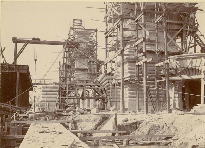 1900년, 파리에서 개최된 만국박람회(Exposition universelle)는 새로운 세기를 맞이하는 기념비적인 행사였다. 이 박람회를 위해 건설된 웅장한 건축물들과 그 건설과정을 담은 자료들을 통해 당시의 건축 기술과 문화적 성취를 엿볼 수 있다. ▲ 우뚝 솟은 에펠탑과 박람회장 전경. 우측에 희미하게 보이는 '그랑 루 드 파리(The Grande Roue de Paris)' 라는 이름의 관람차는 96m 높이로 당시 세계에서 가장 높은 관람차였다. ▲ 1900년 파리 만국박람회가 열린 마르스 광장(Champ de Mars)에 있는 주요 전시장 건물의 돔을 공사하는 모습. 거대한 돔의 철골 구조물과 그 위에 설치된 철제 비계를 볼 수 있다. ▲ 파리 만국박람회 마르스 광장에 세워진 '빛의 궁전(Palais Lumineux)' 건물의 공사 장면. 건물 정면의 간판에 'PALAIS LUMINEUX PONSIN'이라는 글자가 보인다. ▲ 에펠탑 1층 전망대에서 바라본 마르스 광장. 사진 왼쪽에는 전시장 철골 구조물들이 드러나 있고, 멀리 파리 시내 전경이 보인다. ▲ 기계 궁전(Palais des machine) 내부의 공사 장면. 거대한 돔 형태의 천장과 복잡한 철제 비계가 내부에 설치되어 있다. ▲ 기계 궁전(Palais des machine) 내부의 또 다른 공사 장면. 돔형 천장 내부에 가설 비계가 설치되어 있다. 이곳은 원래 1889년 파리 박람회(1889 Exposition Universelle)를 위해 지어졌으나, 1900년 박람회에서는 농업 및 식량 궁전(Palais de l'Agriculture et des Aliments)으로 재사용되었다. ▲ 그랑 팔레(Grand Palais)의 입구 부분 공사 현장. ▲ 그랑 팔레(Grand Palais) 내부의 건설 장면. 내부에 거대한 돔형 천장과 철제 비계가 설치되어 있으며, 여러 명의 작업자가 출입하고 있다. ▲ 공사 중인 그랑 팔레(Grand Palais) 외부 전경. ▲ 그랑 팔레(Grand Palais) 건물의 다른 외관 공사 장면. 우측으로 돌계단과 기둥이 보이고, 좌측으로는 대리석 입구가 보인다. ▲ 그랑 팔레(Grand Palais) 건물 측면의 공사 모습. 이곳은 전시장, 박물관, 군사본부, 올림픽 경기장 등 다양한 모습으로 변모하면서 현재까지 역사 기념물로 남아있다. ▲ 에펠탑 전망대에서 바라본 파리 시내 전경. 박람회장 건물과 멀리 센강이 보인다. ▲ 센강에서 바라 본 그랑 팔레(Grand Palais) 건설 모습. ▲ 건설을 시작한 프티 팔레(Petit Palais) 건물. 현재는 파리 시립미술관(Musée des beaux-arts de la ville de Paris)으로 운영되며 남아있다. ▲ 센강에서 바라본 박람회장 대형 건물의 공사 장면. ▲ 파리 콩코드 광장에 위치한 포르테 기념비(Porte Monumentale)가 건축되는 모습. 박람회장의 입구로 사용하기 위해 임시로 지어졌으며 박람회가 끝나자마자 철거되었다. 거리에는 자동차 보다는 말이 끄는 수레가 보이는 시대이다. ▲ 전기 궁전(The Palace of Electricity) 건설 모습. 박람회를 위해 시간 당 200,000kg의 기름으로 전력을 생산하여 밤늦게까지 조명을 밝혔다. ▲ 이탈리아관(Pavillon de l'Italie) 건설 현장. ▲ 전시장 내부로 추정되는 공사현장. ▲ 정장을 입은 사람들이 공사현장으로 보이는 철제 구조물 밑을 이동하며 참관하고 있다. ▲ 대화를 나누며 이동하는 참관인들. 당시의 옷차림과 남성들의 필수품이었던 모자가 눈에 띈다. ▲ 알렉상드르 3세 다리(Pont Alexandre-III)의 건설 현장. 1894년에 사망한 러시아 알렉산드르 3세(Alexander III of Russia)의 이름을 따서 명명되었으며, 프랑스와 러시아의 동맹을 기념하는 것이기도 했다. ▲ 알렉상드르 3세 다리(Pont Alexandre-III)의 상판. ▲ 알렉상드르 3세 다리(Pont Alexandre-III)의 교각. 다리의 기초석은 알렉산드르 3세의 아들인 니콜라이 2세(Nicholas II)에 의해 1896년에 세워졌다. ▲ 알렉상드르 3세 다리(Pont Alexandre-III)의 아치 부분. ▲ 센강 위에 건설된 알렉상드르 3세 다리(Pont Alexandre-III)의 모습. 러시아 상트페테르부르크의 네바강에 비슷한 다리인 트리니티 다리(Тро́ицкий мост / Trinity Bridge)가 프랑스-러시아 동맹을 기념하여 1903년에 완공되었다. ▲ 알렉상드르 3세 다리(Pont Alexandre-III) 끝에 17m 높이의 기둥이 세워지고 있다. 이 기둥 위에는 금동 재질로 만들어진 명예의 조각상이 설치될 예정이었다. ▲ 완성된 알렉상드르 3세 다리(Pont Alexandre-III)의 조각상. ▲ 'Le Vieux Paris(옛 파리)'라는 이름의 전시관 모습. 삽화가 알베르 로비다(Albert Robida, 1848~1926)의 아이디어로 만들어진 곳으로, 중세부터 18세기까지의 파리를 재현한 거리에는 당시 의상을 갖춰 입은 공연자와 음악가들이 상주하고 있었다. ▲ 에펠탑과 박람회장 주변을 함께 담은 사진. 53