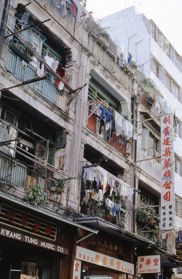 ▲ 1970년대 중반, 홍콩의 항공 뷰. 빅토리아항(Victoria Harbour)을 중심으로 아직 마천루가 드물게 보이는 도시 확장 초기의 모습이다. ▲ 1970~1980년대, 빅토리아항 페리(Victoria Harbour Ferry)에서 바라본 홍콩의 모습. 15층 내외의 빌딩들이 현재의 초고층 스카이라인과 대비되는 모습이다. ▲ 1970년대, 구불구불한 산악도로를 달리는 차량. 1970년대 홍콩의 지형적 특성을 보여주고 있다. ▲ 1970년대, 홍콩 샤틴 플로팅 레스토랑(Sha Tin Floating Restaurant). 싱문 강 위에 정박해서 화려하게 불을 밝히던 이곳은 오랫동안 샤틴의 랜드마크였으나 재개발로 인해 강제로 현재 위치로 이전하였으며 2018년 부터 '클럽원 리베이라(ClubONE Riviera)'라는 상호로 변경하였다. ▲ 1980년대, 헤네시 로드(Hennessy Road, 軒尼詩道). 영국 총독 존 포프 헤네시(John Pope-Hennessy)의 이름을 딴 1.86km 길이의 이 도로는 2014년 시위현장이자 영화 '크로싱 헤네시(Crossing Hennessy, 2009)'의 배경이기도 하다. ▲ 1980년대, 네온사인으로 물든 홍콩의 밤거리. 할리우드 로드(Hollywood Road) 인근에서 촬영된 이 네온 간판들은 상업도시로 눈부시게 발전하던 홍콩의 활력을 상징한다. ▲ 1973년, 포팅거 스트리트(Pottinger Street, 砵典乍街)에서 짐을 나르는 인부. 300m 화강암 계단으로 1858년 홍콩의 초대 총독인 헨리 포팅거(Henry Pottinger)의 이름을 따서 명명된 이곳은 현재는 관광명소로 변모하였다. ▲ 1988년, 침사추이(Tsim Sha Tsui, 尖沙咀)의 비내리는 풍경. 중앙에 익숙한 한글로 '삼오정'이라는 한식당 간판이 보인다. ▲ 1986년, 웨스턴 스트리트(Western Street)의 전통 인력거. 교통수단이 아니라 관광용으로 이 시기 홍콩은 이미 세계적인 관광지였다. ▲ 1970~1980년대, 신문과 잡지 가판대 옆에서 부모를 대신해 자리를 지키는 것으로 보이는 아이가 식사를 하고 있다. ▲ 1970년대, 아파트 발코니의 풍경. 고밀도 주거문화가 시작되던 주택가의 풍경을 보여주고 있다. ▲ 홍콩 카이탁 공항(Kai Tak Airport, 啟德機場)의 활주로. 이 공항은 1998년에 폐쇄되었으며, 위험한 착륙과정 때문에 '세계 10대 위험공항'에 단골로 선정되었다. ▲ 침사추이 인근의 전자제품 매장. 간판 중에 '한강백화점'이 보인다. ▲ 어지러운 간판과 노점상으로 가득한 골목. 1980년대 홍콩의 카오스 미학을 보여주는 장면이다. ▲ 퀸즈 로드 센트럴(Queen's Road Central)을 지나가는 2층 트램. 영국인들에 의해 건설된 홍콩 최초의 도로인 '퀸즈 로드(Queen's Road)' 구간 중 하나로 중국어 명칭 '황후대도(皇后大道)'에는 여왕(Queen)을 황후(皇后)로 오역한 역사적 실수가 담겨 있다. ▲ 1970~1980년대, 노점이 늘어선 홍콩의 거리. ▲ 1970~1980년대, 광고로 랩핑된 2층 버스. 영국 식민지 시대의 유산으로 지금도 운행 중이다. ▲ 1970~1980년대, 노천에서 고기를 처리하는 정육점. 현대적 위생시설 도입 전의 전통적 유통 방식을 보여주고 있다. ▲ 1980년, 노스 포인트 트램(North Point Tram)과 2층 버스가 교차하고 있다. ▲ 1982년, 홍콩 상하이 스트리트(Shanghai Street)의 전통 찻집. ▲ 1978년, 생선 장수와 가정주부들로 북적이는 타이위엔 스트리트(Tai Yuen Street). 북적이는 인파와 화려한 간판, 고밀도의 주택과 화분이 놓여 있는 발코니가 어우러진 모습은 이 시기 홍콩의 풍경을 압축해서 보여주고 있다. 21