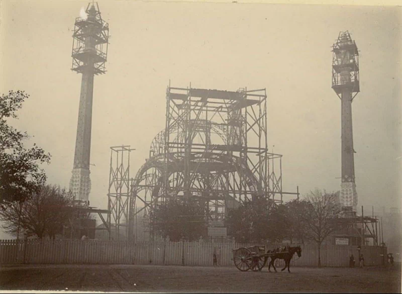 1900년, 파리에서 개최된 만국박람회(Exposition universelle)는 새로운 세기를 맞이하는 기념비적인 행사였다. 이 박람회를 위해 건설된 웅장한 건축물들과 그 건설과정을 담은 자료들을 통해 당시의 건축 기술과 문화적 성취를 엿볼 수 있다. ▲ 우뚝 솟은 에펠탑과 박람회장 전경. 우측에 희미하게 보이는 '그랑 루 드 파리(The Grande Roue de Paris)' 라는 이름의 관람차는 96m 높이로 당시 세계에서 가장 높은 관람차였다. ▲ 1900년 파리 만국박람회가 열린 마르스 광장(Champ de Mars)에 있는 주요 전시장 건물의 돔을 공사하는 모습. 거대한 돔의 철골 구조물과 그 위에 설치된 철제 비계를 볼 수 있다. ▲ 파리 만국박람회 마르스 광장에 세워진 '빛의 궁전(Palais Lumineux)' 건물의 공사 장면. 건물 정면의 간판에 'PALAIS LUMINEUX PONSIN'이라는 글자가 보인다. ▲ 에펠탑 1층 전망대에서 바라본 마르스 광장. 사진 왼쪽에는 전시장 철골 구조물들이 드러나 있고, 멀리 파리 시내 전경이 보인다. ▲ 기계 궁전(Palais des machine) 내부의 공사 장면. 거대한 돔 형태의 천장과 복잡한 철제 비계가 내부에 설치되어 있다. ▲ 기계 궁전(Palais des machine) 내부의 또 다른 공사 장면. 돔형 천장 내부에 가설 비계가 설치되어 있다. 이곳은 원래 1889년 파리 박람회(1889 Exposition Universelle)를 위해 지어졌으나, 1900년 박람회에서는 농업 및 식량 궁전(Palais de l'Agriculture et des Aliments)으로 재사용되었다. ▲ 그랑 팔레(Grand Palais)의 입구 부분 공사 현장. ▲ 그랑 팔레(Grand Palais) 내부의 건설 장면. 내부에 거대한 돔형 천장과 철제 비계가 설치되어 있으며, 여러 명의 작업자가 출입하고 있다. ▲ 공사 중인 그랑 팔레(Grand Palais) 외부 전경. ▲ 그랑 팔레(Grand Palais) 건물의 다른 외관 공사 장면. 우측으로 돌계단과 기둥이 보이고, 좌측으로는 대리석 입구가 보인다. ▲ 그랑 팔레(Grand Palais) 건물 측면의 공사 모습. 이곳은 전시장, 박물관, 군사본부, 올림픽 경기장 등 다양한 모습으로 변모하면서 현재까지 역사 기념물로 남아있다. ▲ 에펠탑 전망대에서 바라본 파리 시내 전경. 박람회장 건물과 멀리 센강이 보인다. ▲ 센강에서 바라 본 그랑 팔레(Grand Palais) 건설 모습. ▲ 건설을 시작한 프티 팔레(Petit Palais) 건물. 현재는 파리 시립미술관(Musée des beaux-arts de la ville de Paris)으로 운영되며 남아있다. ▲ 센강에서 바라본 박람회장 대형 건물의 공사 장면. ▲ 파리 콩코드 광장에 위치한 포르테 기념비(Porte Monumentale)가 건축되는 모습. 박람회장의 입구로 사용하기 위해 임시로 지어졌으며 박람회가 끝나자마자 철거되었다. 거리에는 자동차 보다는 말이 끄는 수레가 보이는 시대이다. ▲ 전기 궁전(The Palace of Electricity) 건설 모습. 박람회를 위해 시간 당 200,000kg의 기름으로 전력을 생산하여 밤늦게까지 조명을 밝혔다. ▲ 이탈리아관(Pavillon de l'Italie) 건설 현장. ▲ 전시장 내부로 추정되는 공사현장. ▲ 정장을 입은 사람들이 공사현장으로 보이는 철제 구조물 밑을 이동하며 참관하고 있다. ▲ 대화를 나누며 이동하는 참관인들. 당시의 옷차림과 남성들의 필수품이었던 모자가 눈에 띈다. ▲ 알렉상드르 3세 다리(Pont Alexandre-III)의 건설 현장. 1894년에 사망한 러시아 알렉산드르 3세(Alexander III of Russia)의 이름을 따서 명명되었으며, 프랑스와 러시아의 동맹을 기념하는 것이기도 했다. ▲ 알렉상드르 3세 다리(Pont Alexandre-III)의 상판. ▲ 알렉상드르 3세 다리(Pont Alexandre-III)의 교각. 다리의 기초석은 알렉산드르 3세의 아들인 니콜라이 2세(Nicholas II)에 의해 1896년에 세워졌다. ▲ 알렉상드르 3세 다리(Pont Alexandre-III)의 아치 부분. ▲ 센강 위에 건설된 알렉상드르 3세 다리(Pont Alexandre-III)의 모습. 러시아 상트페테르부르크의 네바강에 비슷한 다리인 트리니티 다리(Тро́ицкий мост / Trinity Bridge)가 프랑스-러시아 동맹을 기념하여 1903년에 완공되었다. ▲ 알렉상드르 3세 다리(Pont Alexandre-III) 끝에 17m 높이의 기둥이 세워지고 있다. 이 기둥 위에는 금동 재질로 만들어진 명예의 조각상이 설치될 예정이었다. ▲ 완성된 알렉상드르 3세 다리(Pont Alexandre-III)의 조각상. ▲ 'Le Vieux Paris(옛 파리)'라는 이름의 전시관 모습. 삽화가 알베르 로비다(Albert Robida, 1848~1926)의 아이디어로 만들어진 곳으로, 중세부터 18세기까지의 파리를 재현한 거리에는 당시 의상을 갖춰 입은 공연자와 음악가들이 상주하고 있었다. ▲ 에펠탑과 박람회장 주변을 함께 담은 사진. 31