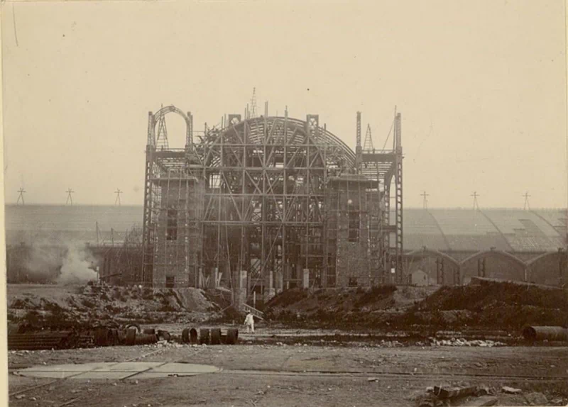 1900년, 파리에서 개최된 만국박람회(Exposition universelle)는 새로운 세기를 맞이하는 기념비적인 행사였다. 이 박람회를 위해 건설된 웅장한 건축물들과 그 건설과정을 담은 자료들을 통해 당시의 건축 기술과 문화적 성취를 엿볼 수 있다. ▲ 우뚝 솟은 에펠탑과 박람회장 전경. 우측에 희미하게 보이는 '그랑 루 드 파리(The Grande Roue de Paris)' 라는 이름의 관람차는 96m 높이로 당시 세계에서 가장 높은 관람차였다. ▲ 1900년 파리 만국박람회가 열린 마르스 광장(Champ de Mars)에 있는 주요 전시장 건물의 돔을 공사하는 모습. 거대한 돔의 철골 구조물과 그 위에 설치된 철제 비계를 볼 수 있다. ▲ 파리 만국박람회 마르스 광장에 세워진 '빛의 궁전(Palais Lumineux)' 건물의 공사 장면. 건물 정면의 간판에 'PALAIS LUMINEUX PONSIN'이라는 글자가 보인다. ▲ 에펠탑 1층 전망대에서 바라본 마르스 광장. 사진 왼쪽에는 전시장 철골 구조물들이 드러나 있고, 멀리 파리 시내 전경이 보인다. ▲ 기계 궁전(Palais des machine) 내부의 공사 장면. 거대한 돔 형태의 천장과 복잡한 철제 비계가 내부에 설치되어 있다. ▲ 기계 궁전(Palais des machine) 내부의 또 다른 공사 장면. 돔형 천장 내부에 가설 비계가 설치되어 있다. 이곳은 원래 1889년 파리 박람회(1889 Exposition Universelle)를 위해 지어졌으나, 1900년 박람회에서는 농업 및 식량 궁전(Palais de l'Agriculture et des Aliments)으로 재사용되었다. ▲ 그랑 팔레(Grand Palais)의 입구 부분 공사 현장. ▲ 그랑 팔레(Grand Palais) 내부의 건설 장면. 내부에 거대한 돔형 천장과 철제 비계가 설치되어 있으며, 여러 명의 작업자가 출입하고 있다. ▲ 공사 중인 그랑 팔레(Grand Palais) 외부 전경. ▲ 그랑 팔레(Grand Palais) 건물의 다른 외관 공사 장면. 우측으로 돌계단과 기둥이 보이고, 좌측으로는 대리석 입구가 보인다. ▲ 그랑 팔레(Grand Palais) 건물 측면의 공사 모습. 이곳은 전시장, 박물관, 군사본부, 올림픽 경기장 등 다양한 모습으로 변모하면서 현재까지 역사 기념물로 남아있다. ▲ 에펠탑 전망대에서 바라본 파리 시내 전경. 박람회장 건물과 멀리 센강이 보인다. ▲ 센강에서 바라 본 그랑 팔레(Grand Palais) 건설 모습. ▲ 건설을 시작한 프티 팔레(Petit Palais) 건물. 현재는 파리 시립미술관(Musée des beaux-arts de la ville de Paris)으로 운영되며 남아있다. ▲ 센강에서 바라본 박람회장 대형 건물의 공사 장면. ▲ 파리 콩코드 광장에 위치한 포르테 기념비(Porte Monumentale)가 건축되는 모습. 박람회장의 입구로 사용하기 위해 임시로 지어졌으며 박람회가 끝나자마자 철거되었다. 거리에는 자동차 보다는 말이 끄는 수레가 보이는 시대이다. ▲ 전기 궁전(The Palace of Electricity) 건설 모습. 박람회를 위해 시간 당 200,000kg의 기름으로 전력을 생산하여 밤늦게까지 조명을 밝혔다. ▲ 이탈리아관(Pavillon de l'Italie) 건설 현장. ▲ 전시장 내부로 추정되는 공사현장. ▲ 정장을 입은 사람들이 공사현장으로 보이는 철제 구조물 밑을 이동하며 참관하고 있다. ▲ 대화를 나누며 이동하는 참관인들. 당시의 옷차림과 남성들의 필수품이었던 모자가 눈에 띈다. ▲ 알렉상드르 3세 다리(Pont Alexandre-III)의 건설 현장. 1894년에 사망한 러시아 알렉산드르 3세(Alexander III of Russia)의 이름을 따서 명명되었으며, 프랑스와 러시아의 동맹을 기념하는 것이기도 했다. ▲ 알렉상드르 3세 다리(Pont Alexandre-III)의 상판. ▲ 알렉상드르 3세 다리(Pont Alexandre-III)의 교각. 다리의 기초석은 알렉산드르 3세의 아들인 니콜라이 2세(Nicholas II)에 의해 1896년에 세워졌다. ▲ 알렉상드르 3세 다리(Pont Alexandre-III)의 아치 부분. ▲ 센강 위에 건설된 알렉상드르 3세 다리(Pont Alexandre-III)의 모습. 러시아 상트페테르부르크의 네바강에 비슷한 다리인 트리니티 다리(Тро́ицкий мост / Trinity Bridge)가 프랑스-러시아 동맹을 기념하여 1903년에 완공되었다. ▲ 알렉상드르 3세 다리(Pont Alexandre-III) 끝에 17m 높이의 기둥이 세워지고 있다. 이 기둥 위에는 금동 재질로 만들어진 명예의 조각상이 설치될 예정이었다. ▲ 완성된 알렉상드르 3세 다리(Pont Alexandre-III)의 조각상. ▲ 'Le Vieux Paris(옛 파리)'라는 이름의 전시관 모습. 삽화가 알베르 로비다(Albert Robida, 1848~1926)의 아이디어로 만들어진 곳으로, 중세부터 18세기까지의 파리를 재현한 거리에는 당시 의상을 갖춰 입은 공연자와 음악가들이 상주하고 있었다. ▲ 에펠탑과 박람회장 주변을 함께 담은 사진. 33